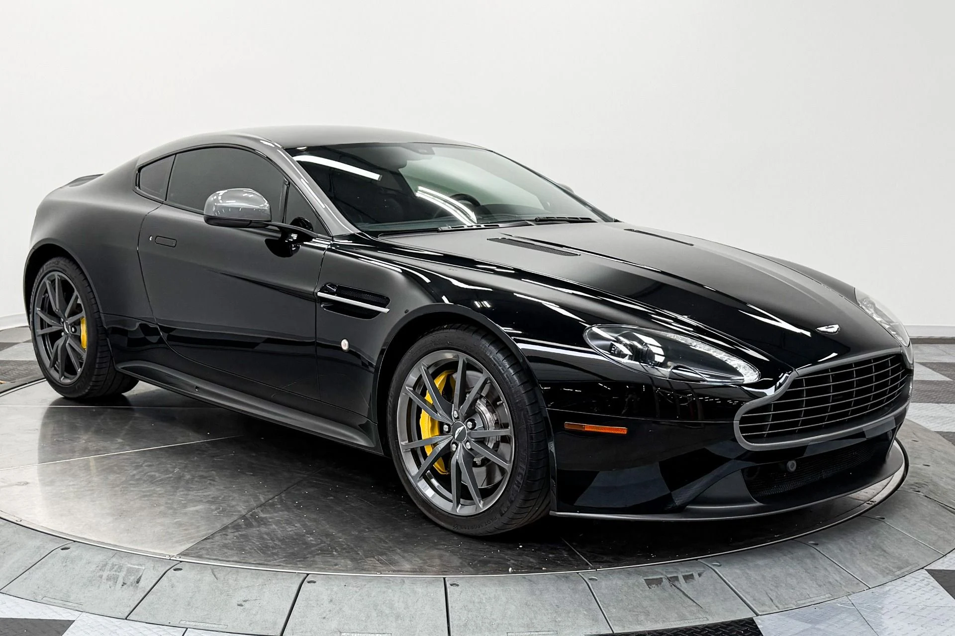 mph027_952763537_Used_2015_Aston_Martin_V8_Vantage_GT_6_Speed_Manual_Two_Tone_Bodywork_1782240844_7dda0ed154