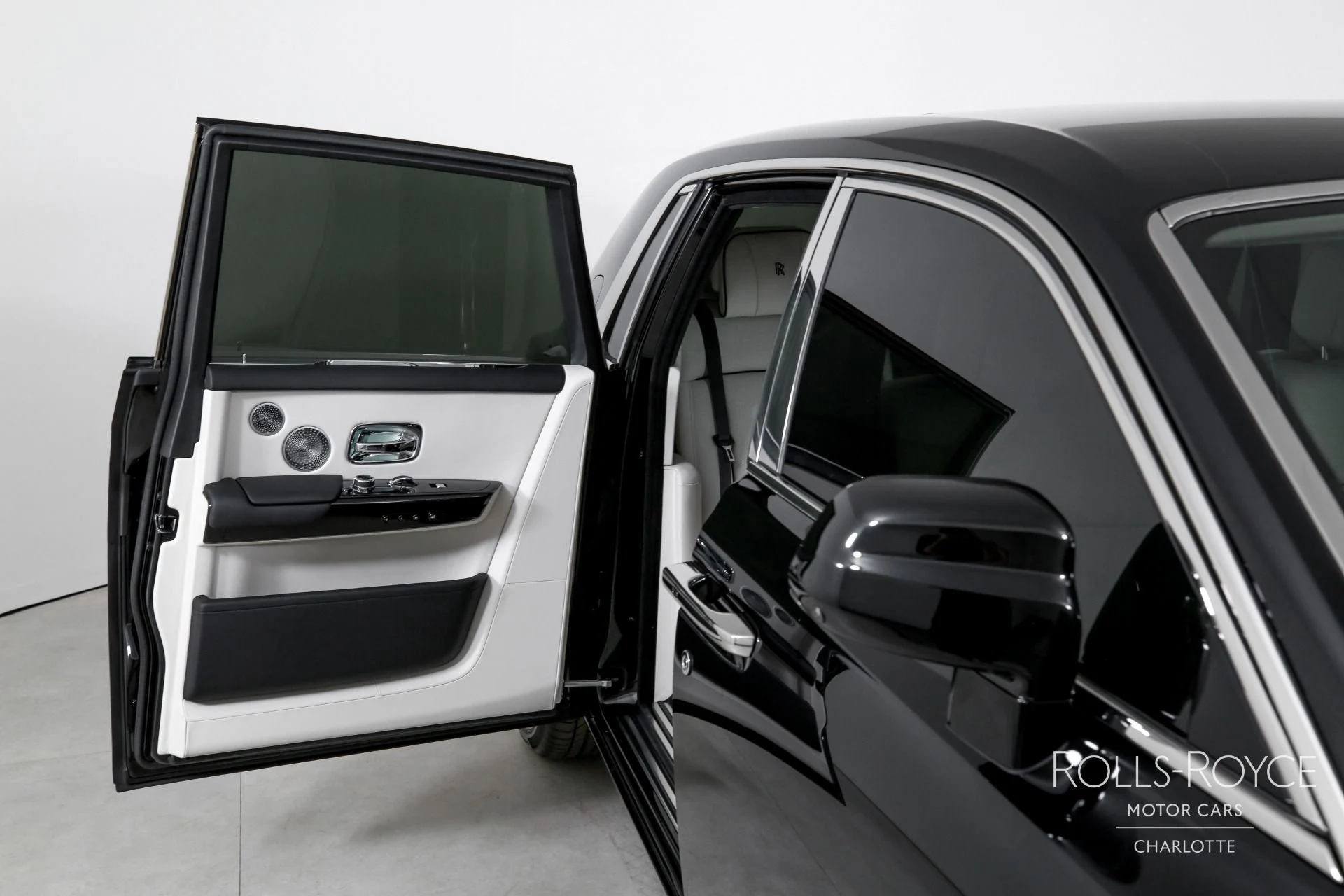 mph027_972283821_Used_2025_Rolls_Royce_Phantom_1767376203_30e355795f