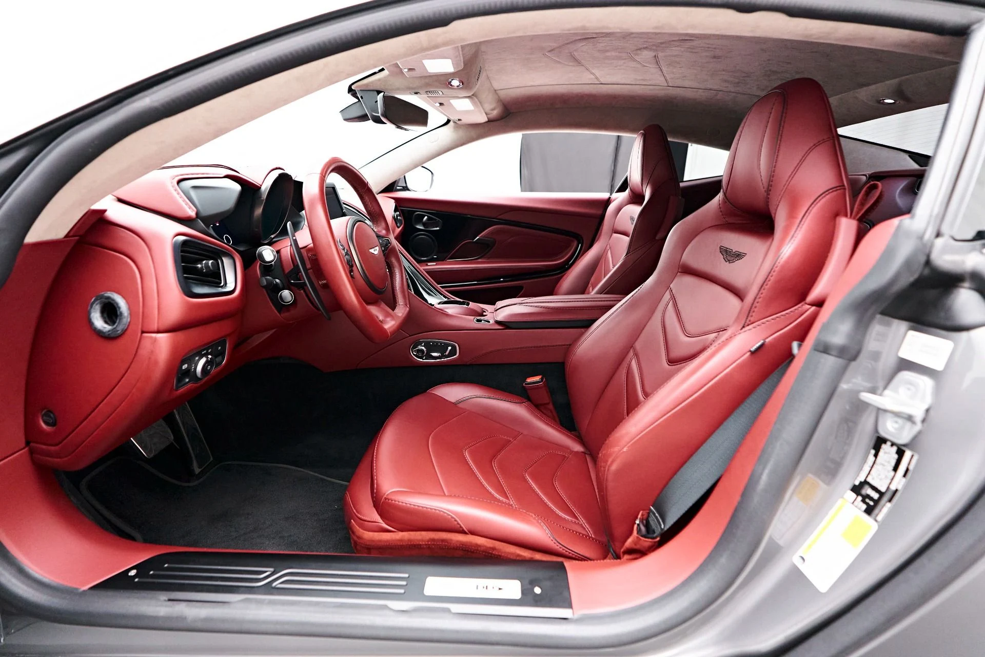 mph027_9844451_Used_2021_Aston_Martin_DBS_Superleggera_1720056677_5ef292b382