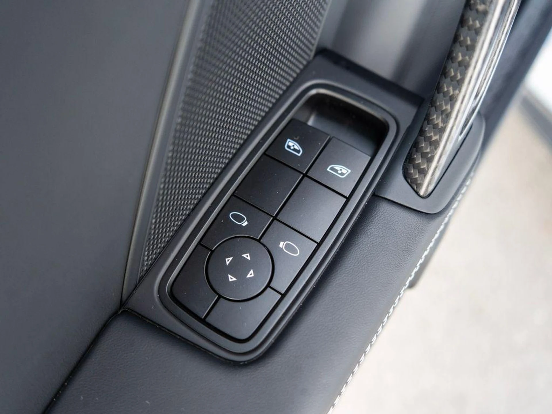 mph028_1026127259_nn_V4_E_Blf0_Shtd_Bw_CZ_Rl_Nm_B_Do_Y_4c091e0b42