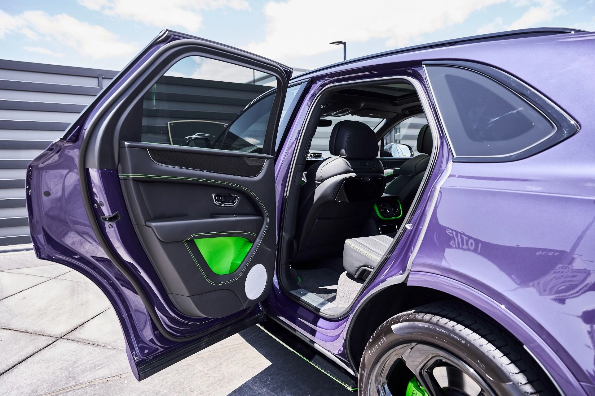 mph028_1029748911_Used_2025_Bentley_Bentayga_S_Black_Edition_1777750161_acadd29737