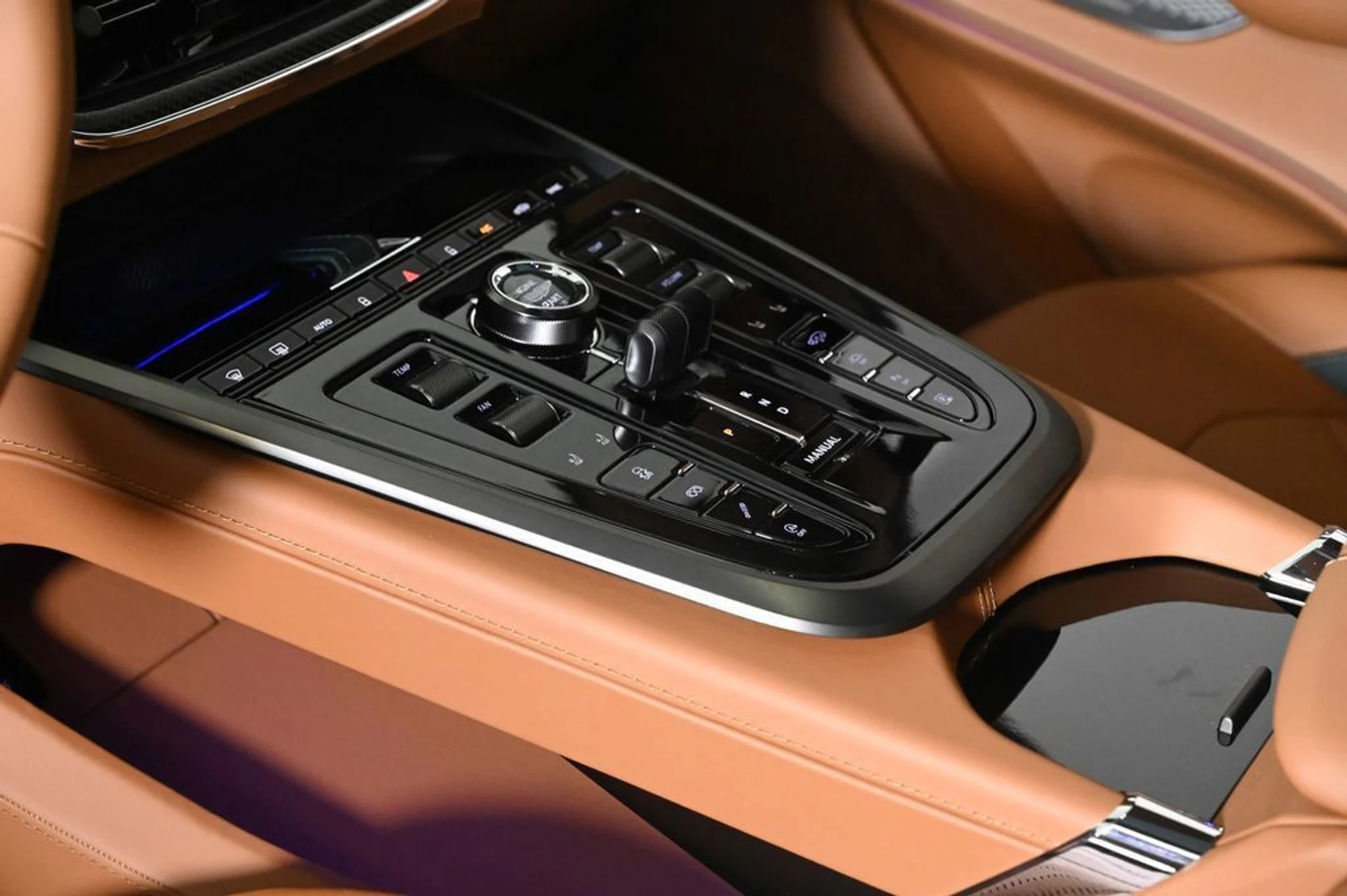 mph028_1039027420_new_2026_aston_martin_dbx_sawd_11350_23004766_28_1024_76acfb014e