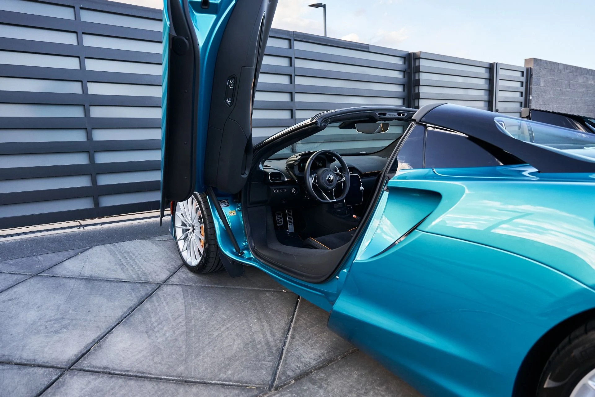 mph028_1046663187_Used_2025_Mc_Laren_Artura_1771382309_2482ba7d5a