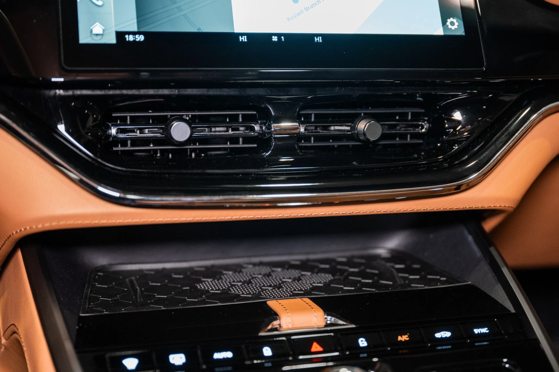 mph028_1050465767_New_2026_Aston_Martin_DBX_707_1765214112_25f1e7c765