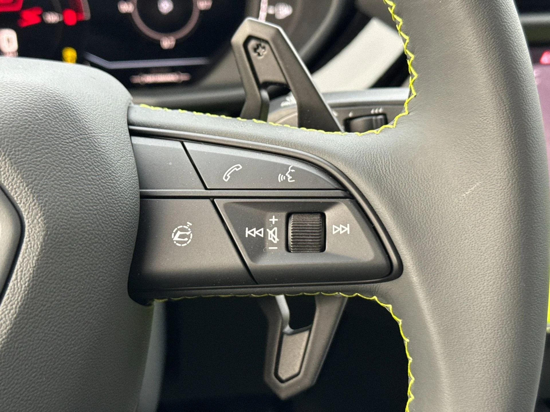 mph028_1067306983_New_2025_Lamborghini_Urus_SE_1770805155_36df0ef8b6