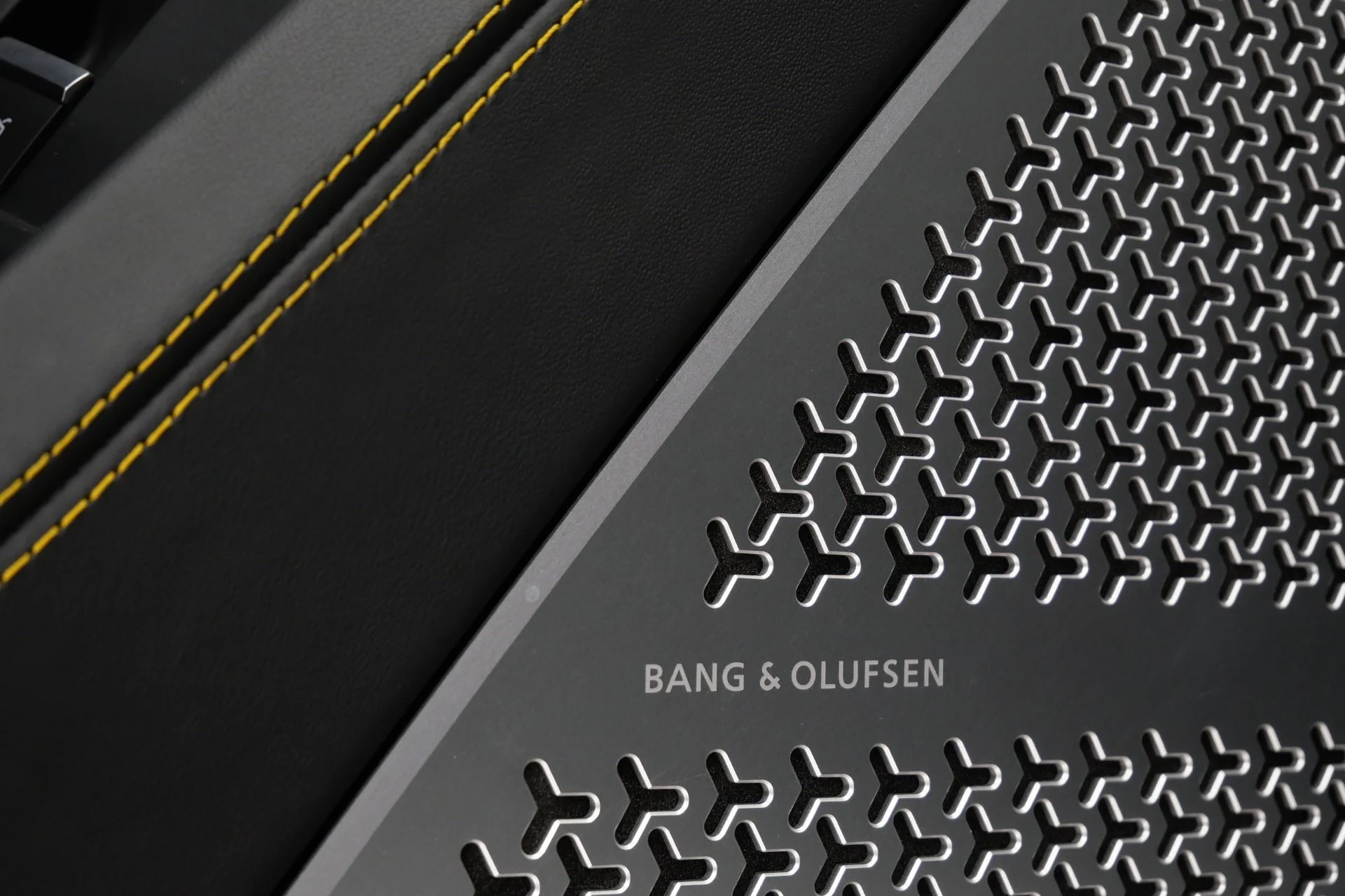 mph028_1070205841_Used_2021_Lamborghini_Urus_Carbon_Fiber_Packs_Inside_and_Out_23_Inch_Wheels_1775930480_fe00e63917