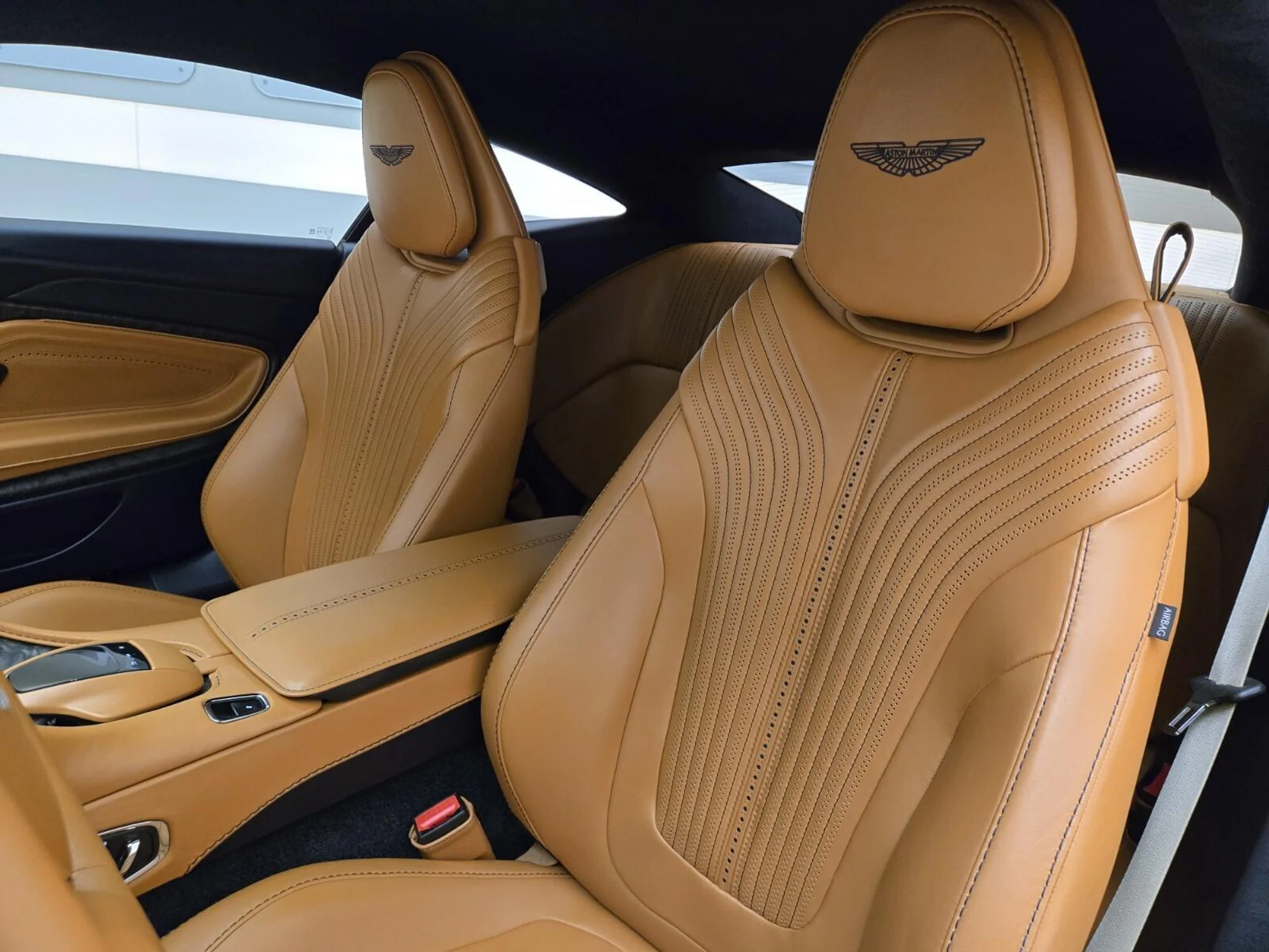 mph028_1071972340_Used_2021_Aston_Martin_DB_11_1764057881_2021b694fd