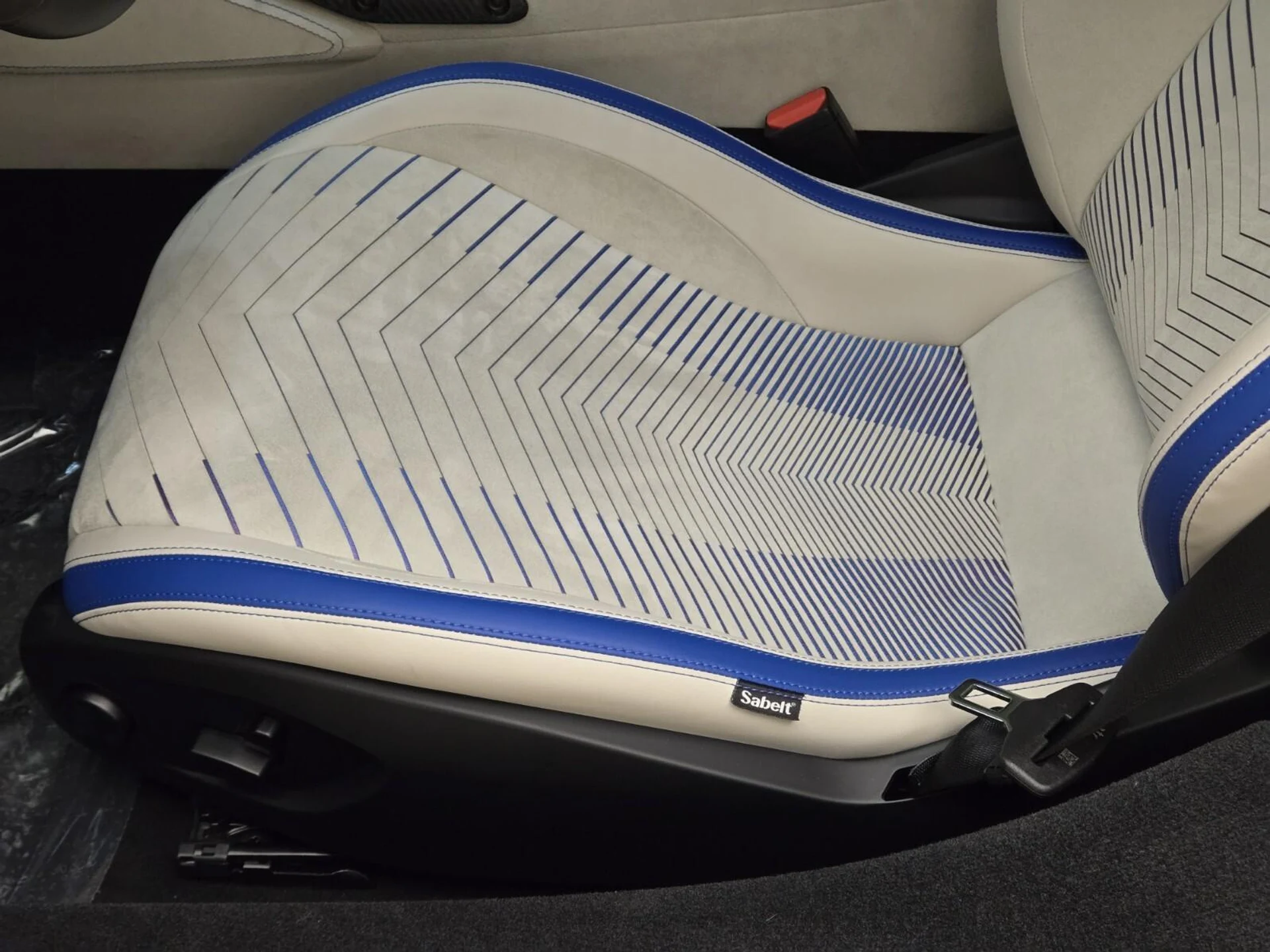 mph028_10723654_Used_2023_Maserati_MC_20_1762849633_34132ca4f6