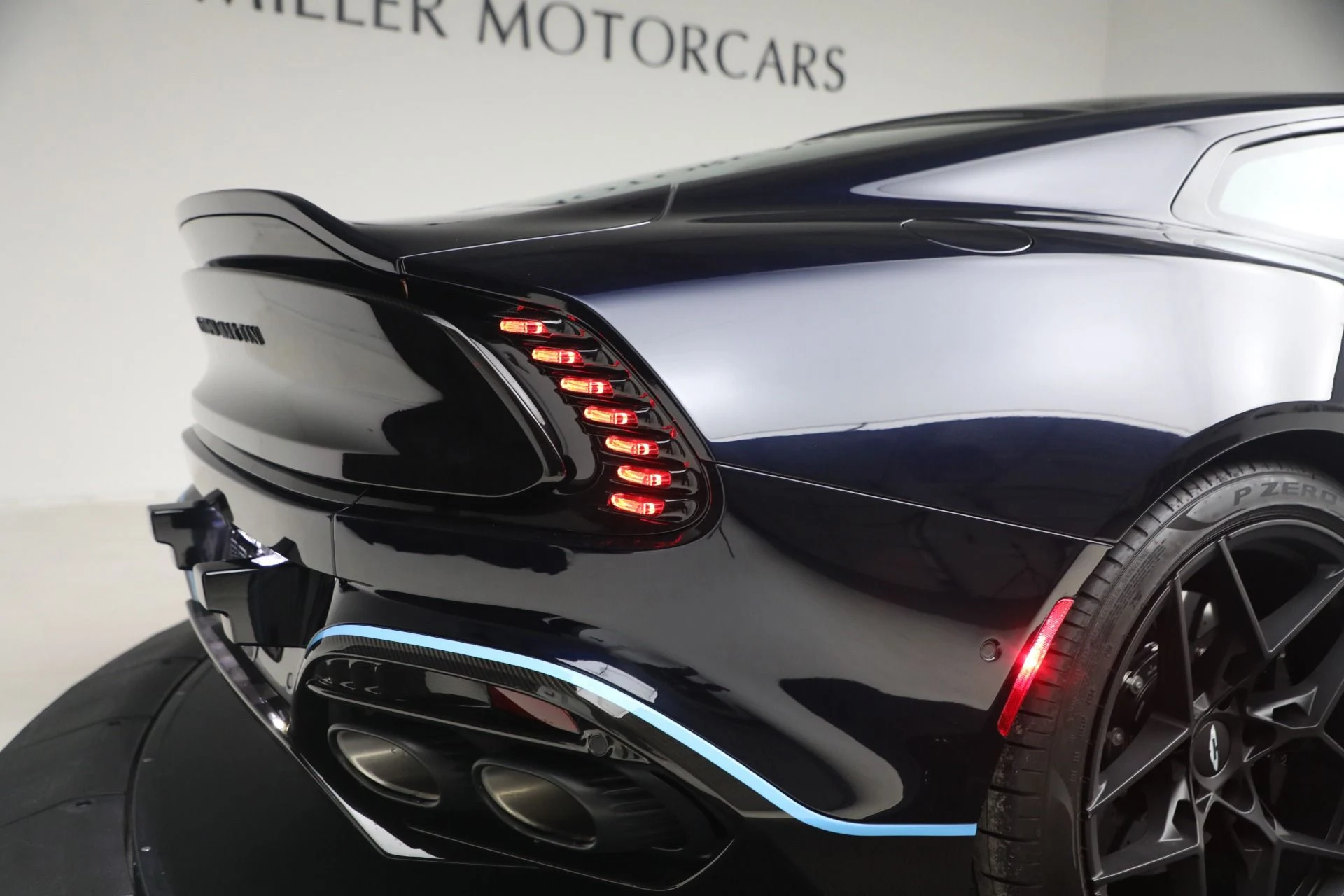 mph028_1092940462_Used_2025_Aston_Martin_Vanquish_1771024271_f7cff19097