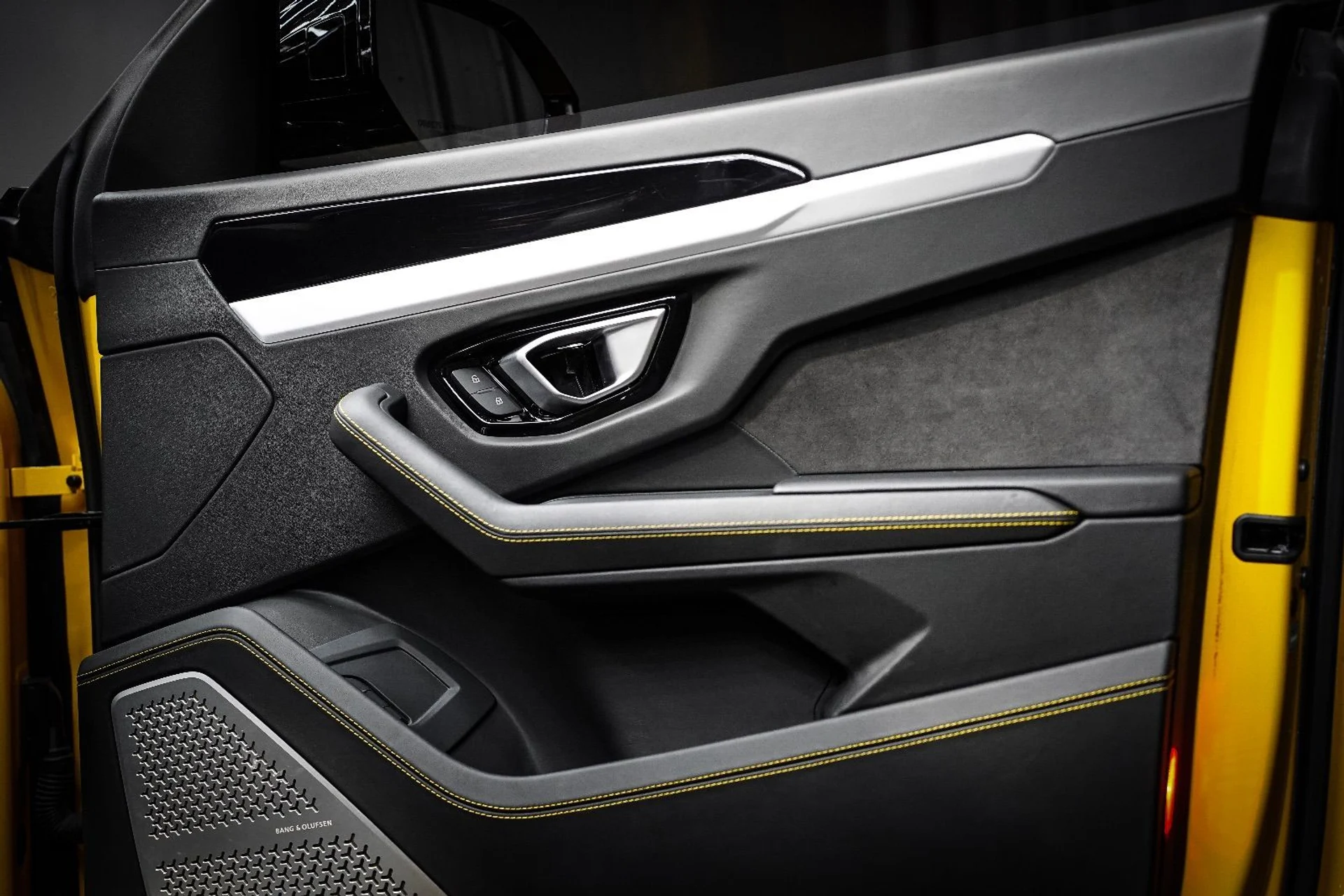 mph028_1099595375_37414663_01011_2020_lamborghini_urus_050_cb754a41c2