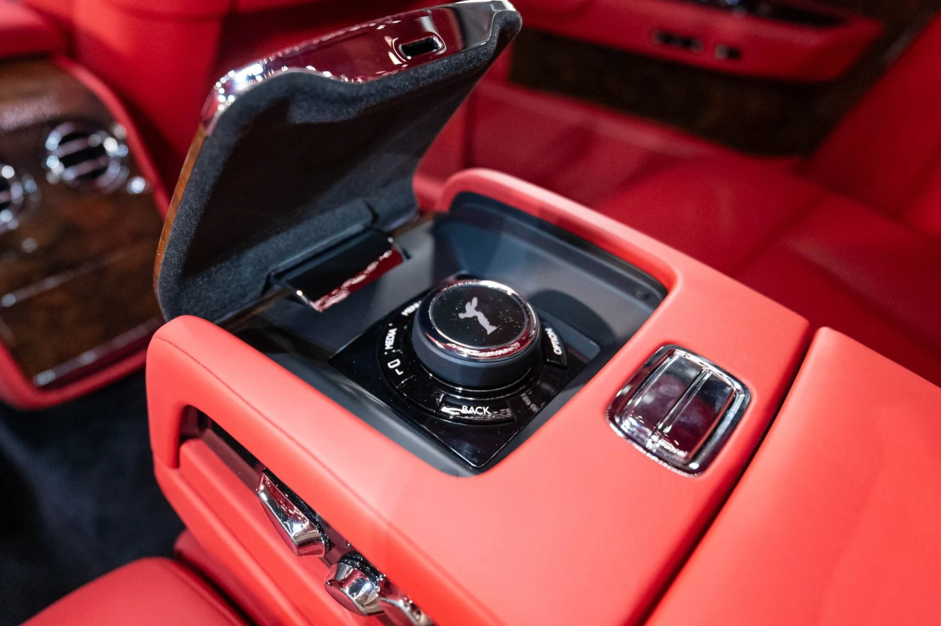 mph028_1101464189_Used_2019_Rolls_Royce_Phantom_1787168421_65a76a03e2