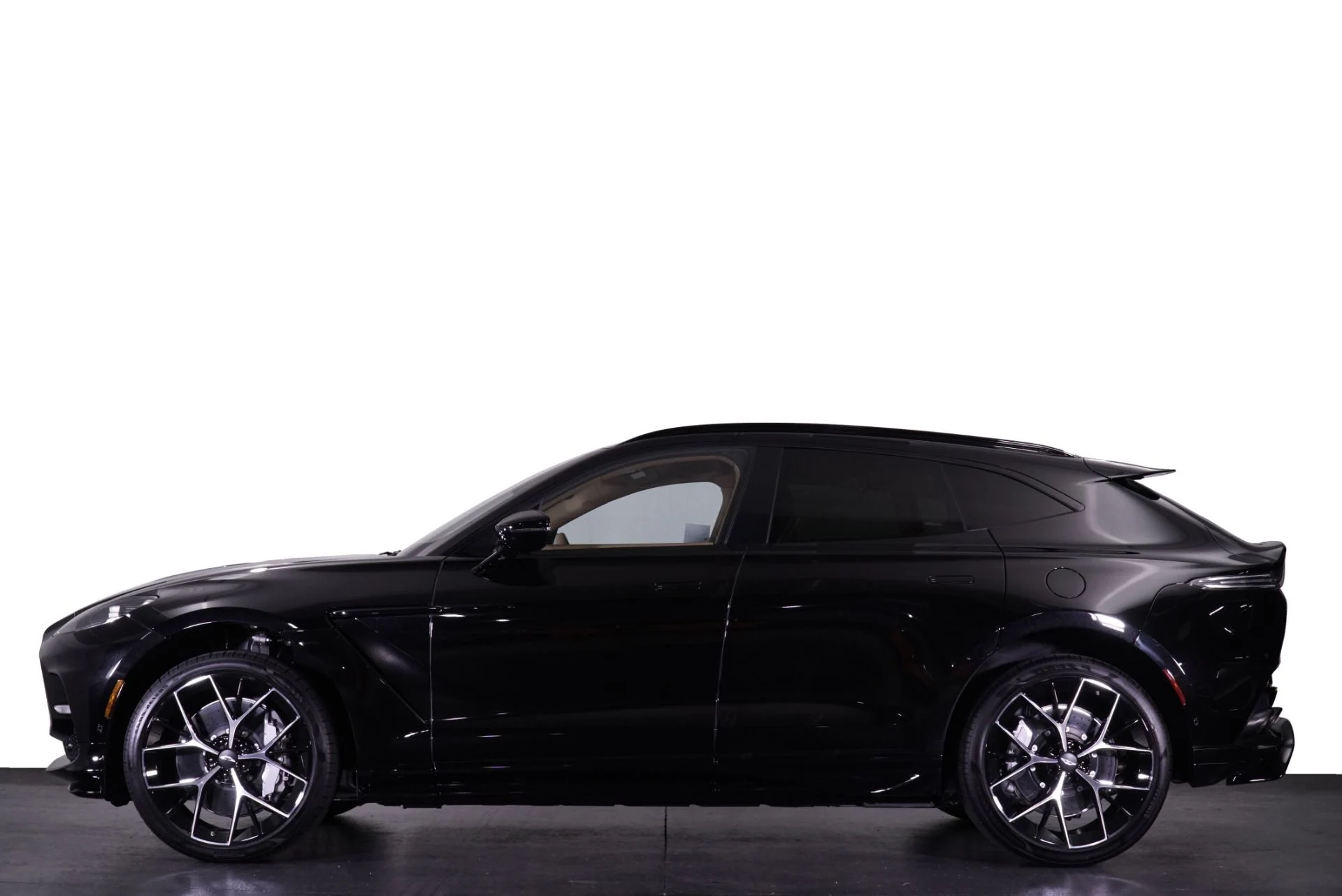 mph028_1106958464_New_2026_Aston_Martin_DBX_707_1762322943_b0506e5eb3