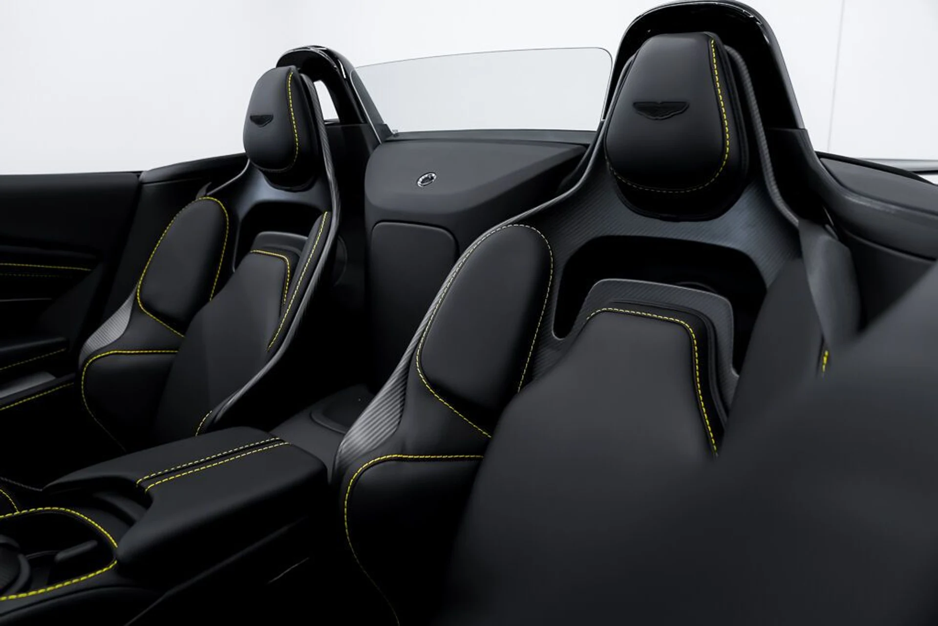 mph028_1107050343_aston_martin_vantage_2023_jpg_v_1773863537_83934d192f