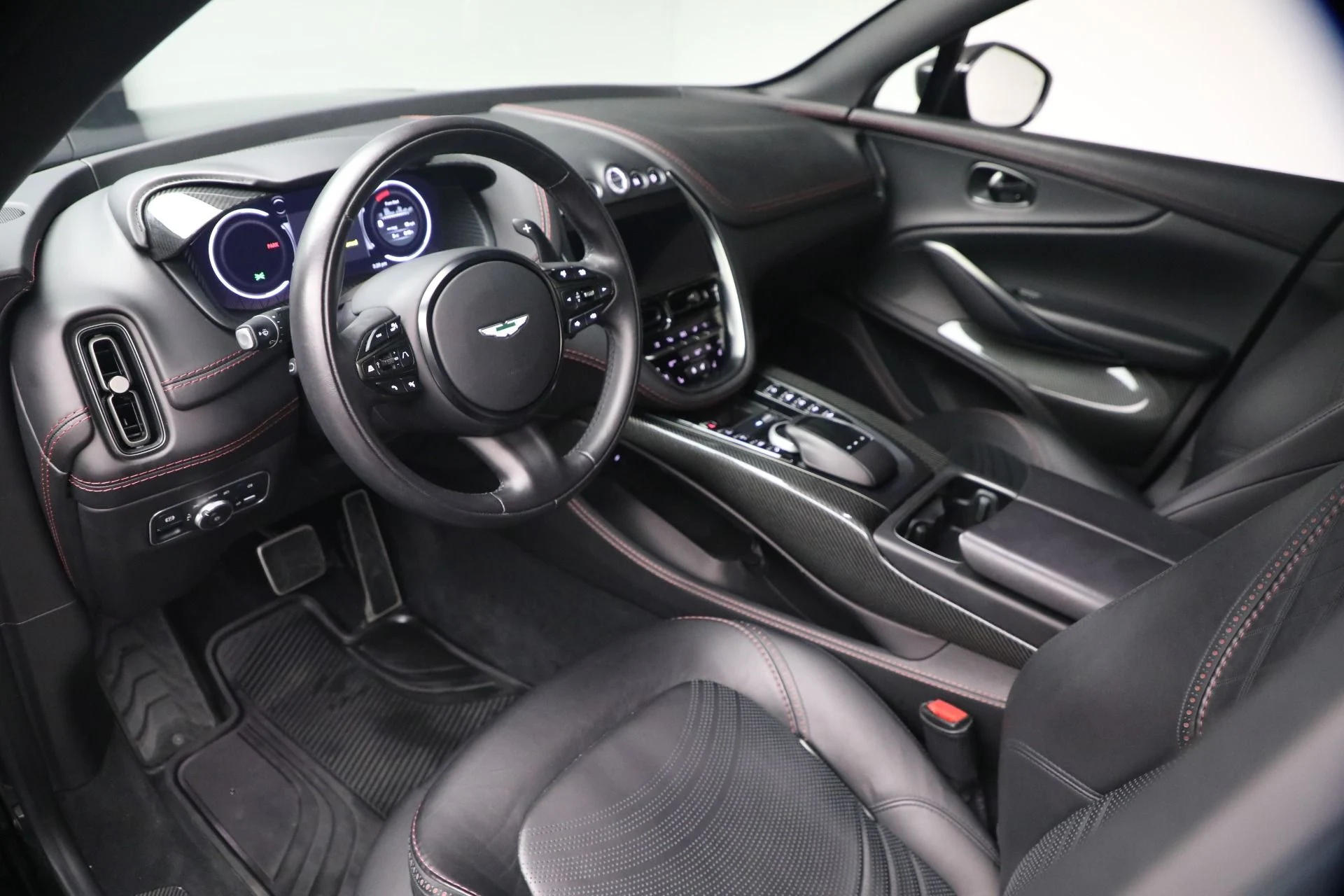 mph028_1114277096_Used_2022_Aston_Martin_DBX_1777325442_97c2339215