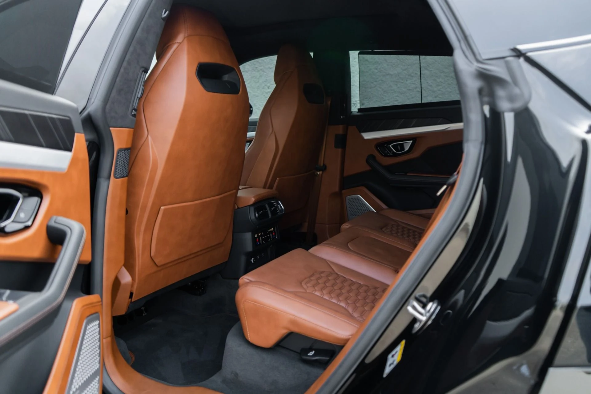 mph028_1120595823_Used_2022_Lamborghini_Urus_1777500470_4d9a3f390b