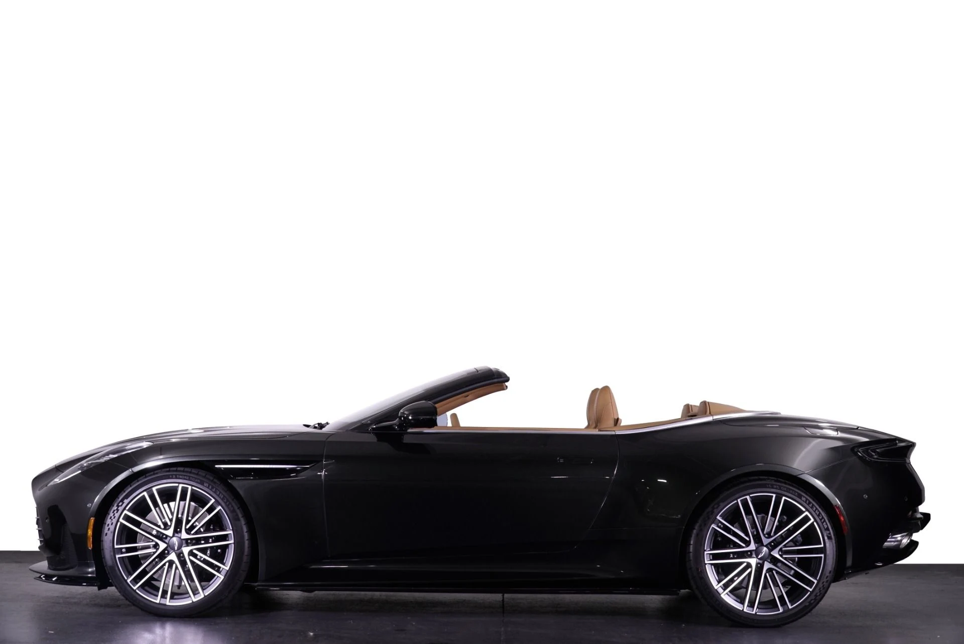 mph028_1123335158_New_2026_Aston_Martin_DB_12_Volante_Volante_1762323175_1a9bbcdd9f