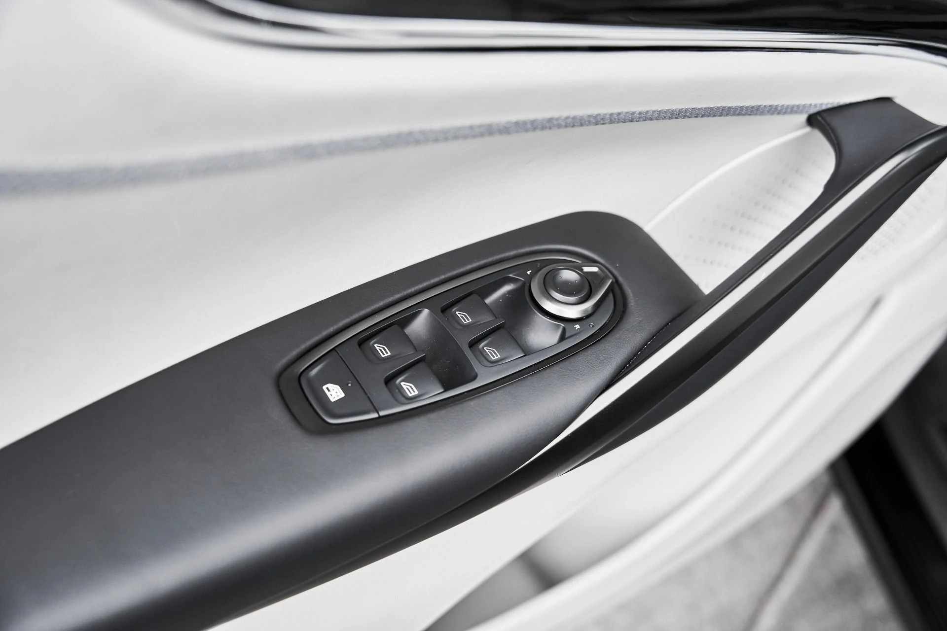 mph028_1139413745_Used_2025_Aston_Martin_DBX_707_1775007976_f474851769