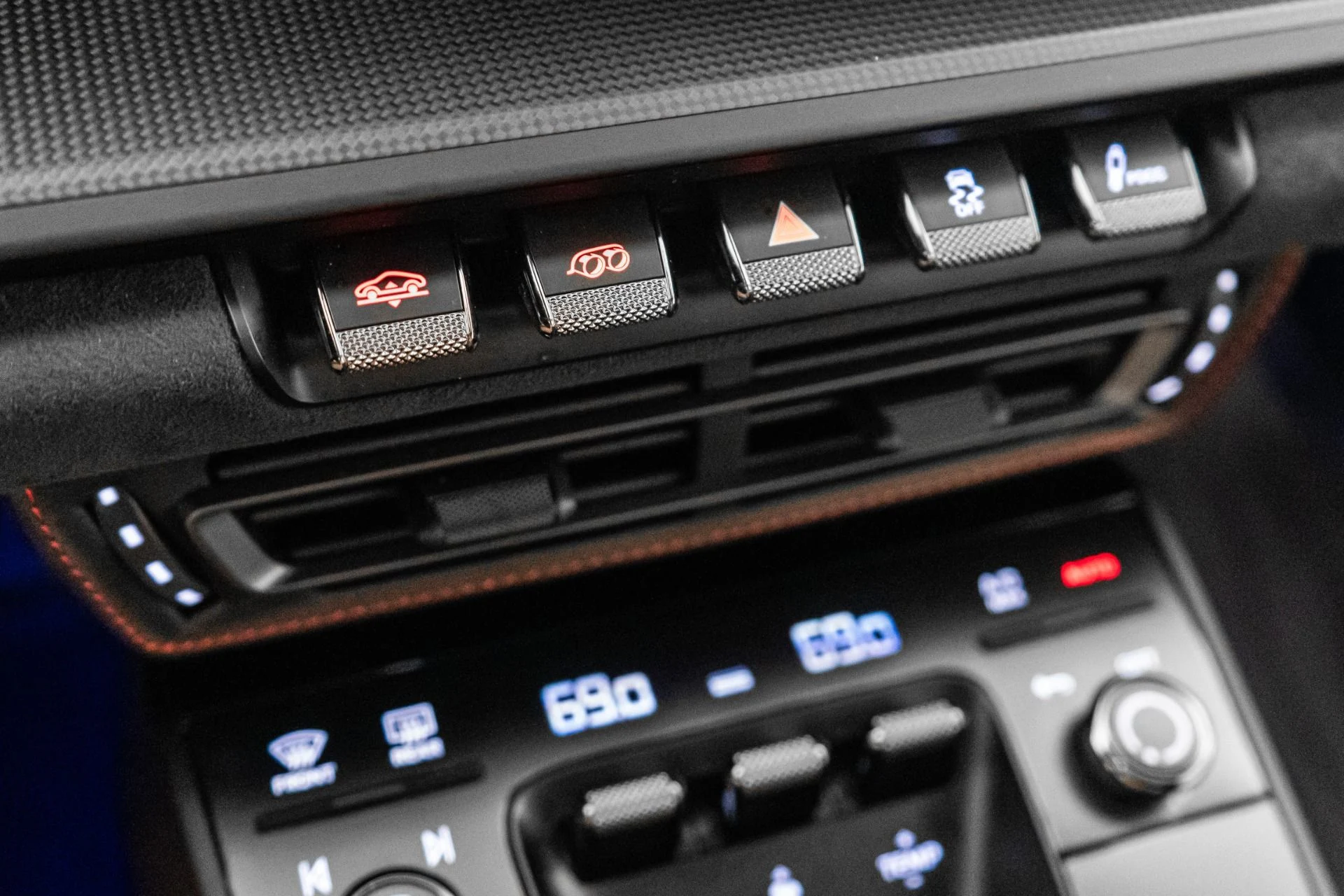 mph028_1203423078_Used_2024_Porsche_911_Dakar_Martini_Livery_Carbon_Roof_570_of_2500_1777055109_7cf7566663