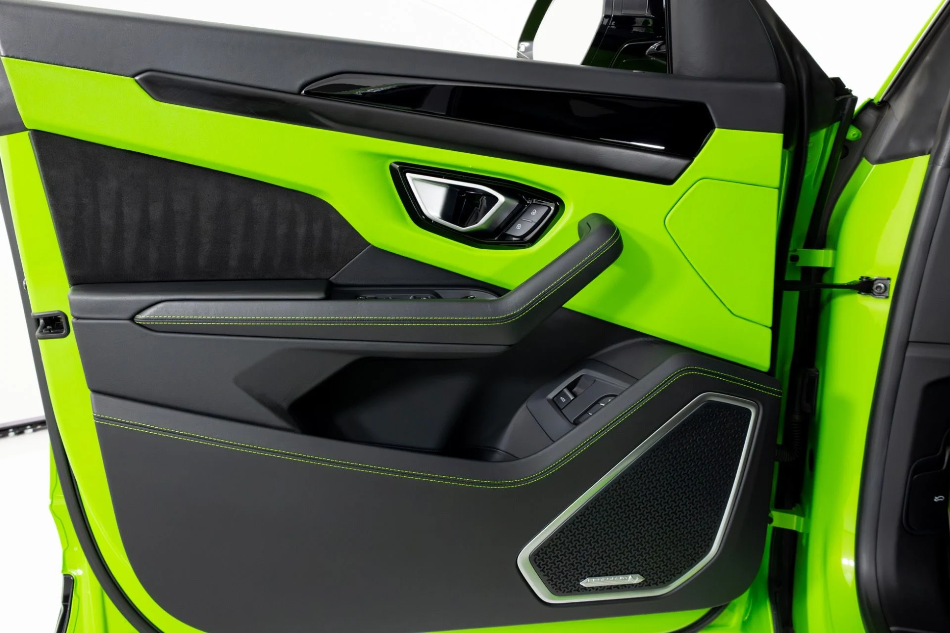 mph028_1209352504_Used_2023_Lamborghini_Urus_S_1769555052_55eec74261