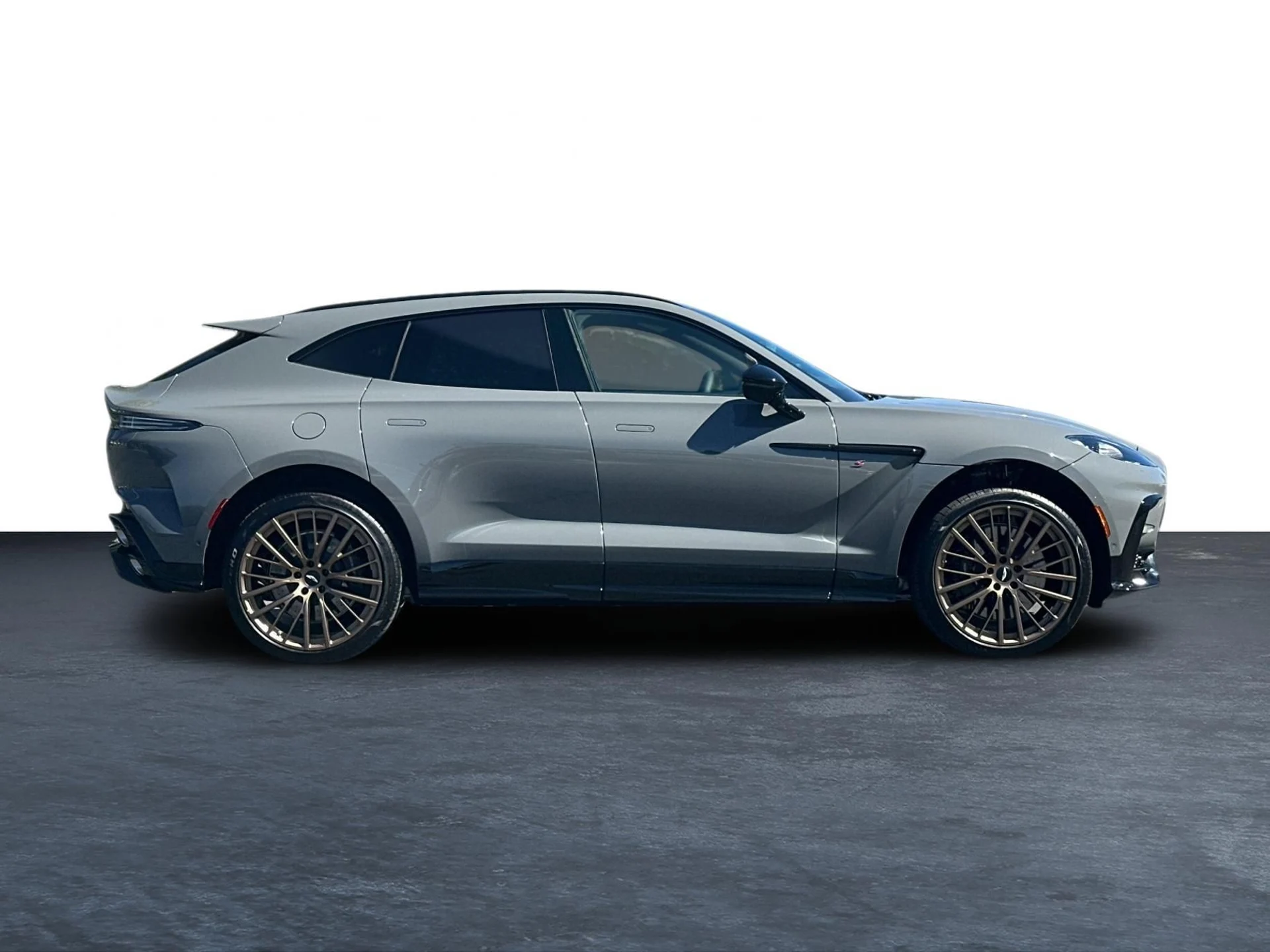 mph028_1209526729_New_2026_Aston_Martin_DBX_S_1790736462_c8729722f2