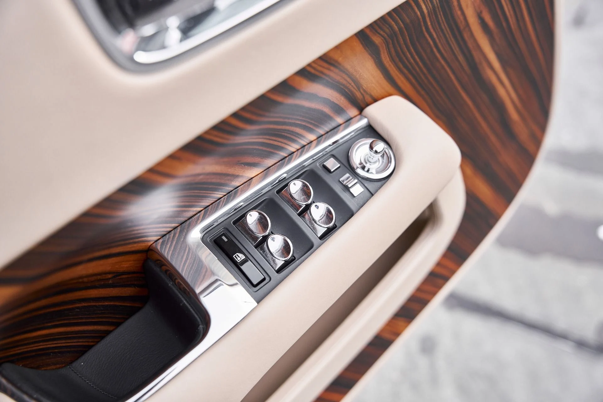 mph028_1231811849_Used_2014_Rolls_Royce_Wraith_Base_1767150978_a7c3f7e469