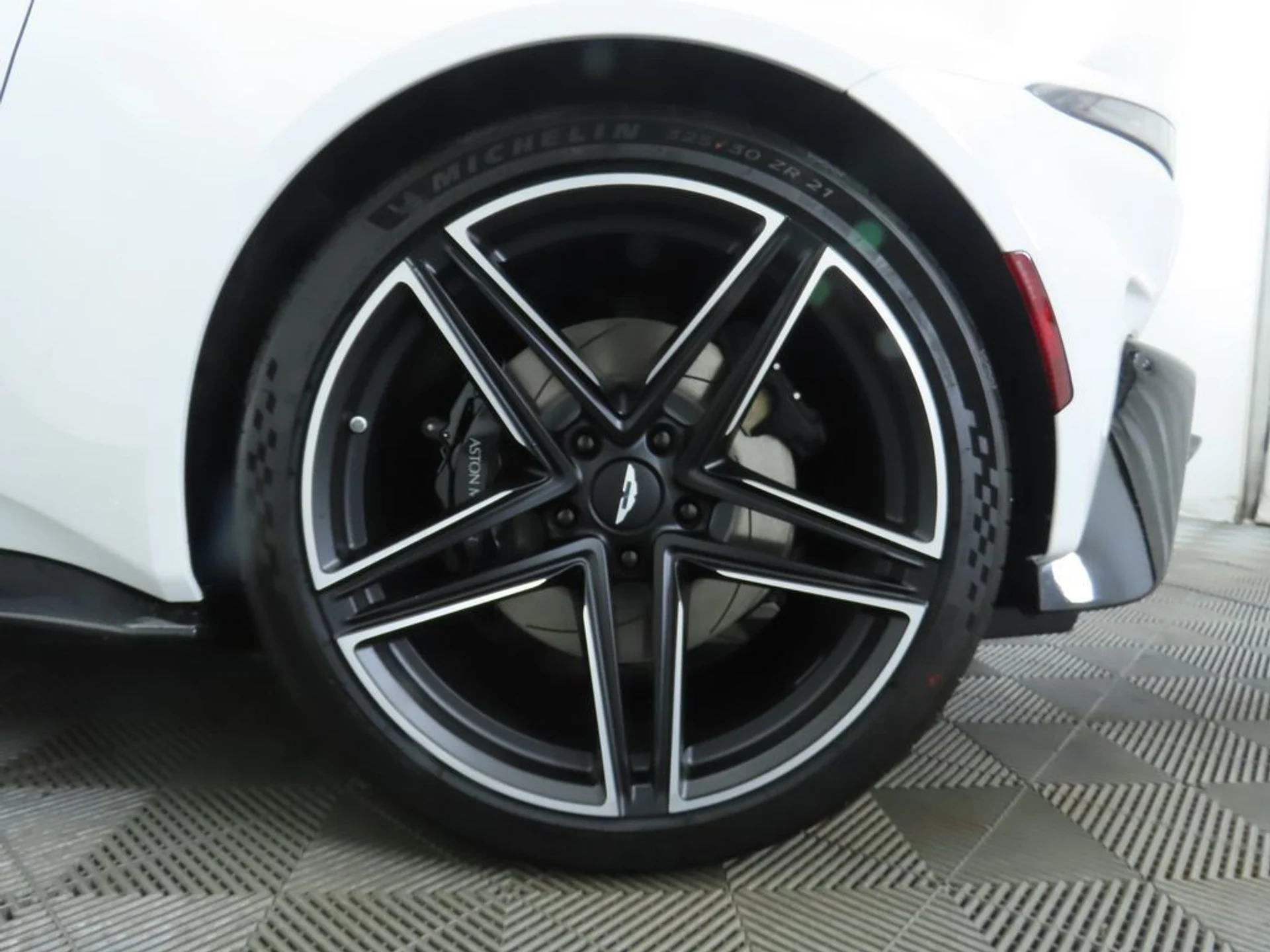 mph028_1246922450_used_2025_aston_martin_vantage_coupe_8119_22984351_29_1024_bc6a646d27