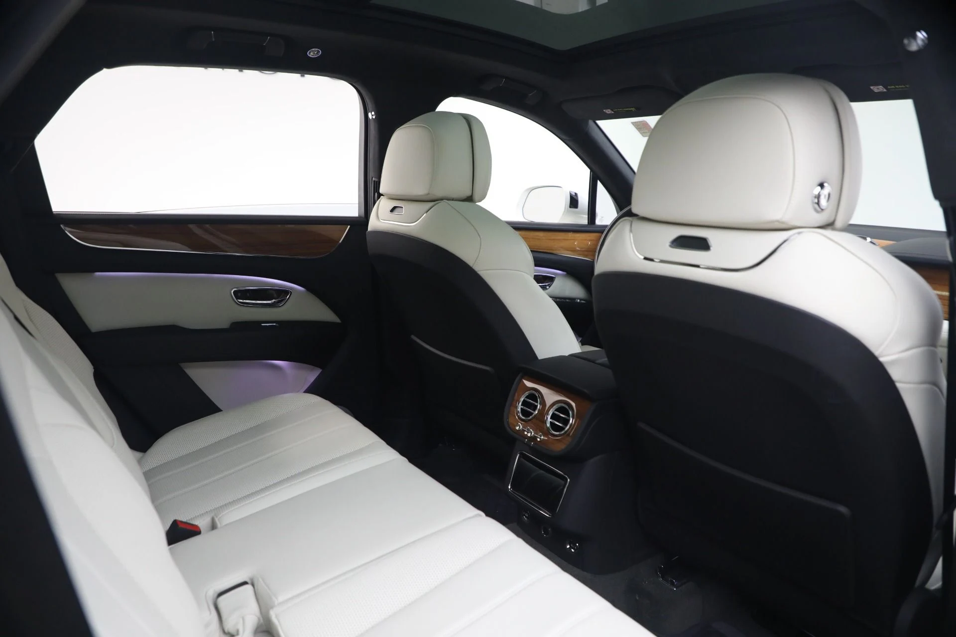 mph028_1250188078_Used_2023_Bentley_Bentayga_V8_1770421584_6fcca48d32