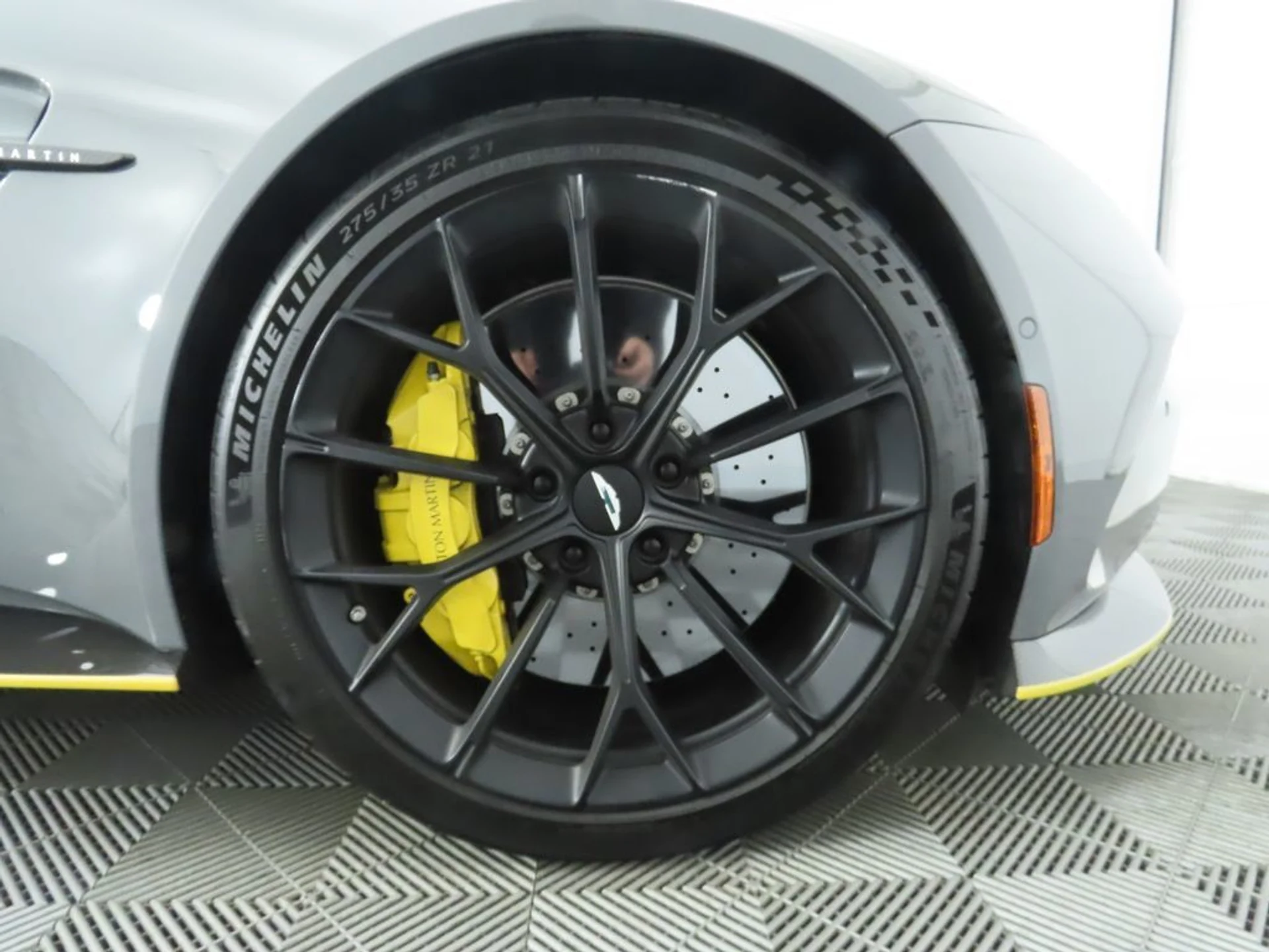 mph028_1255388724_used_2025_aston_martin_vantage_coupe_8119_22951526_29_1024_d0681fde3d