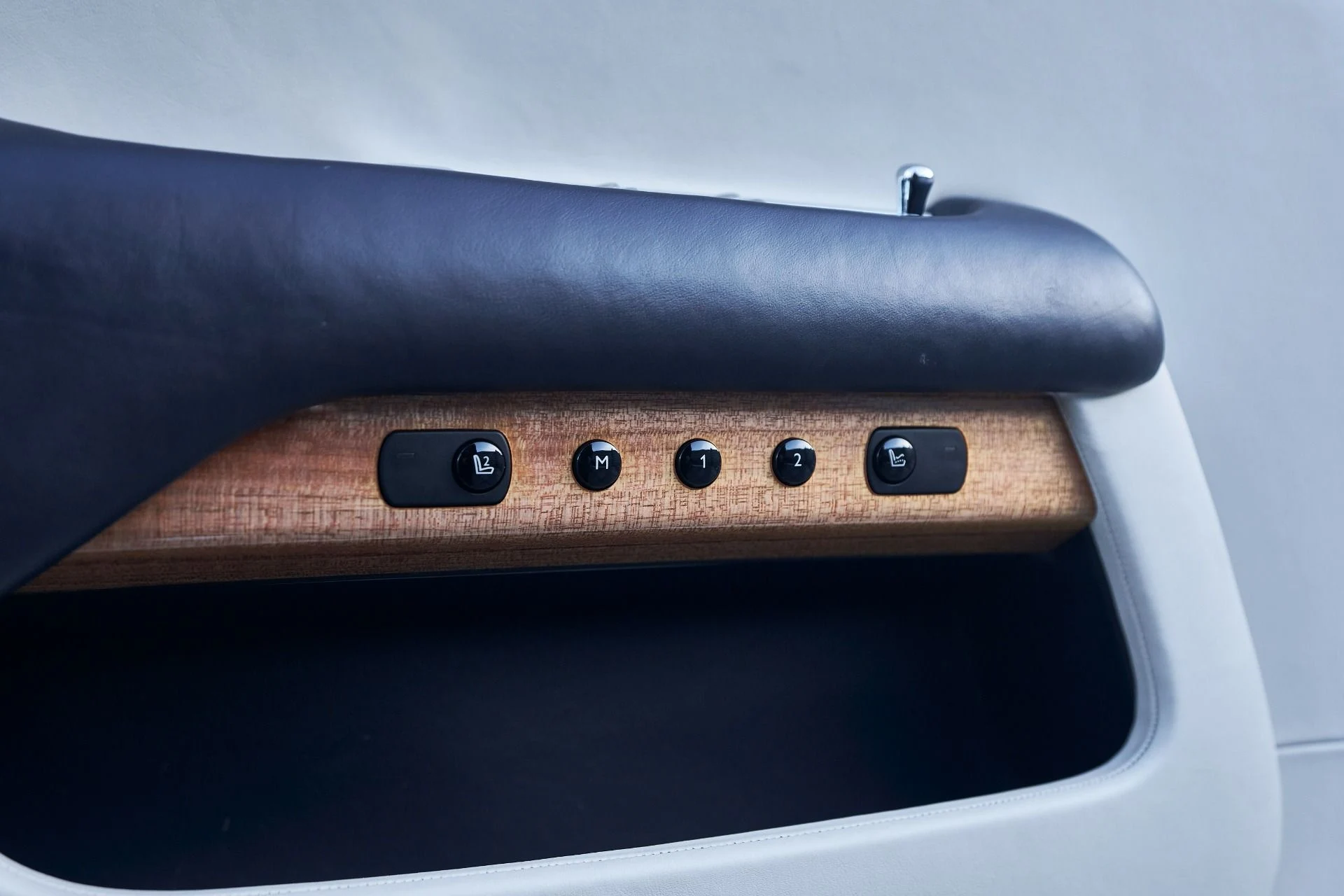 mph028_1269624335_Used_2018_Rolls_Royce_Dawn_1764124366_976d9984da