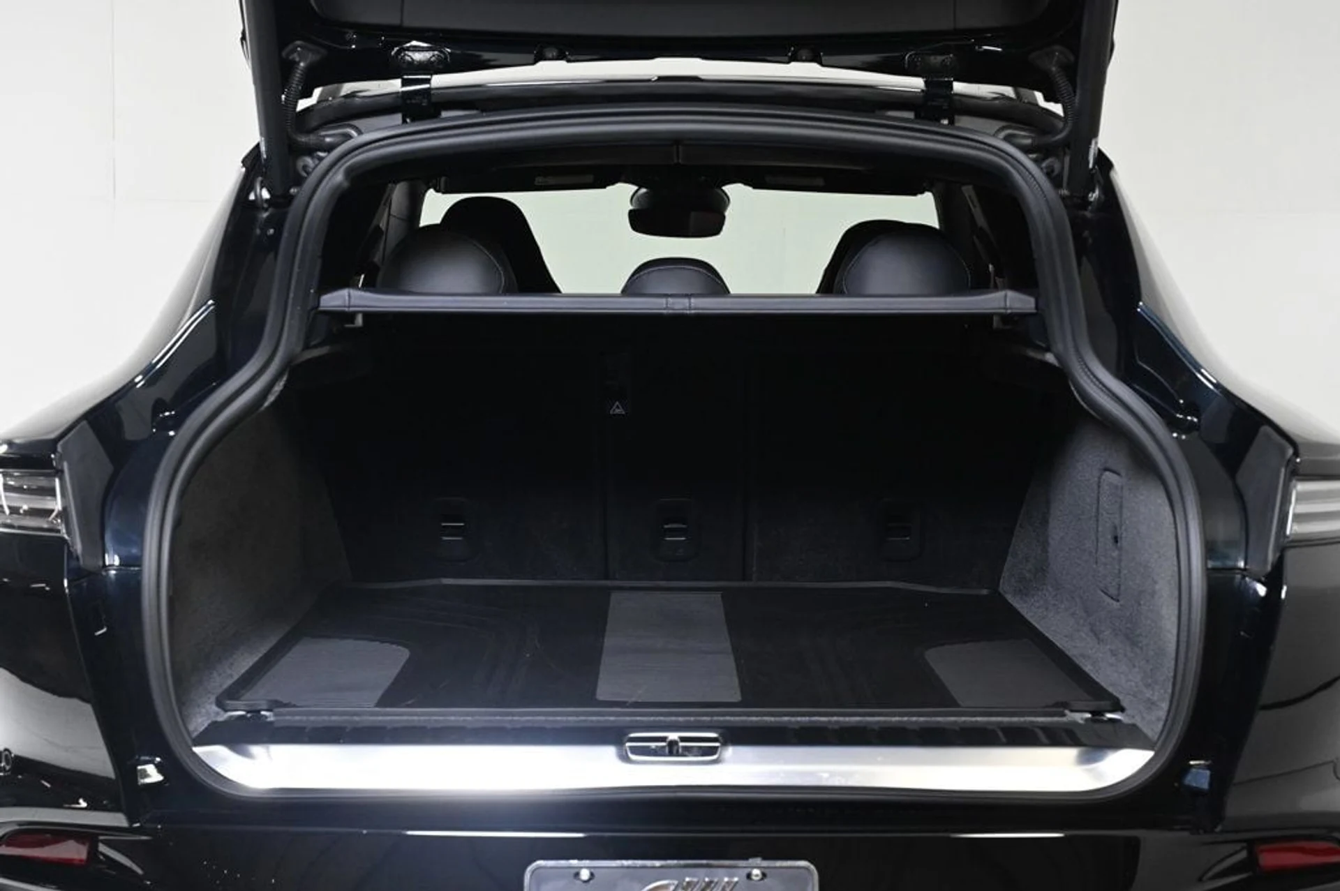 mph028_131645819_used_2025_aston_martin_dbx_707_11350_22917533_28_1024_bde58c9a38