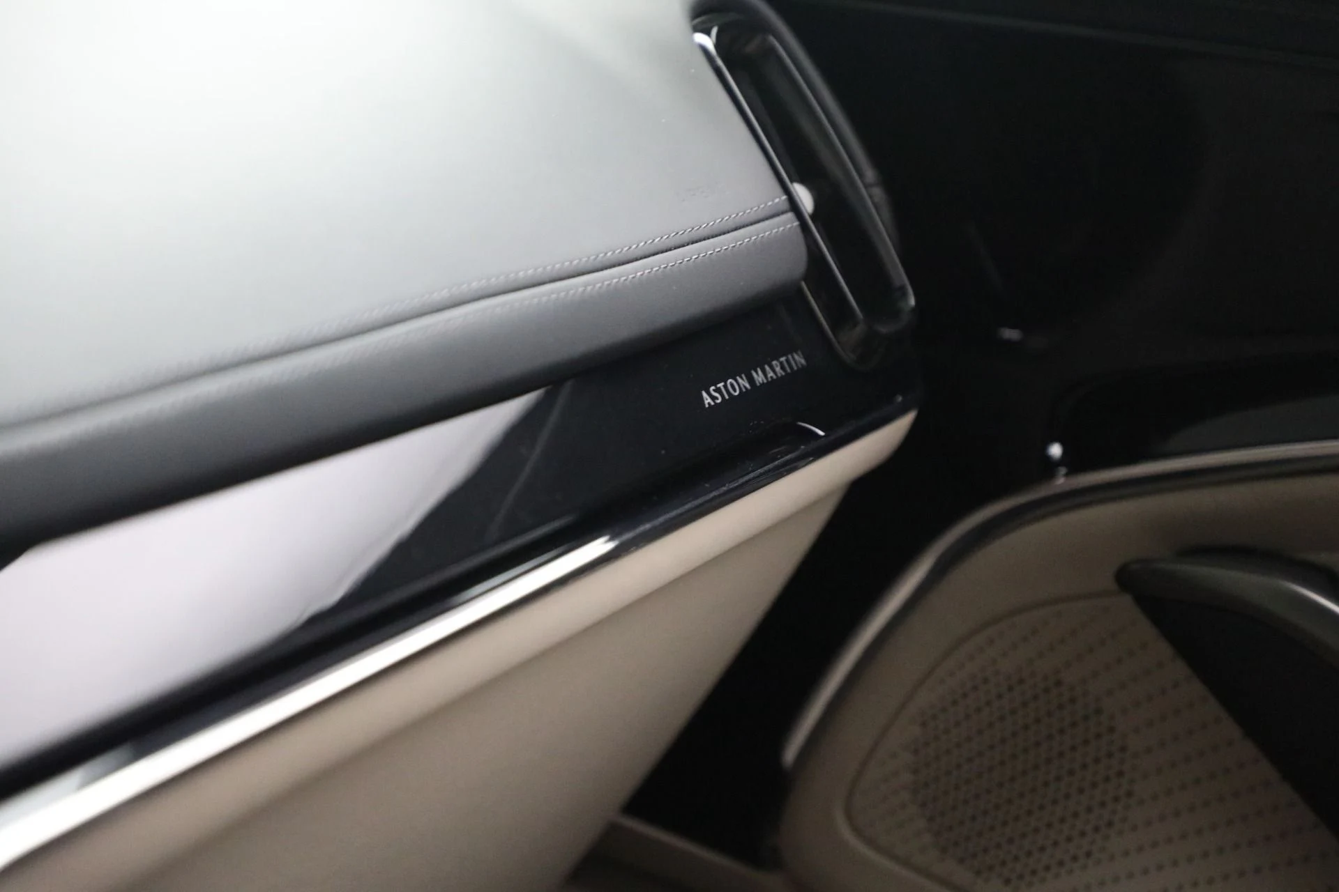 mph028_1345258209_New_2025_Aston_Martin_DBX_707_b9f5792c52