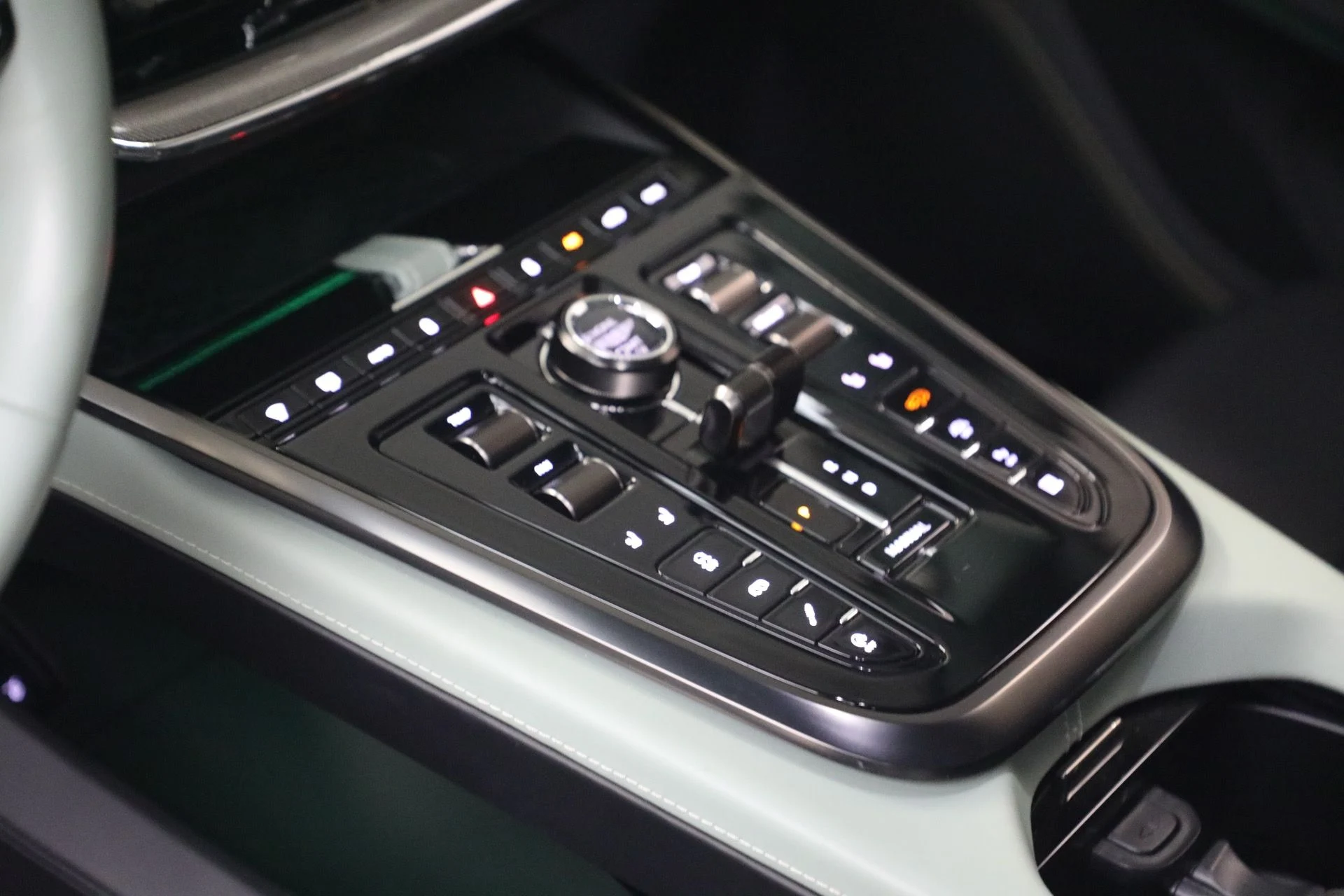mph028_1349802868_Used_2025_Aston_Martin_DBX_707_1782571135_8a2aeb786b
