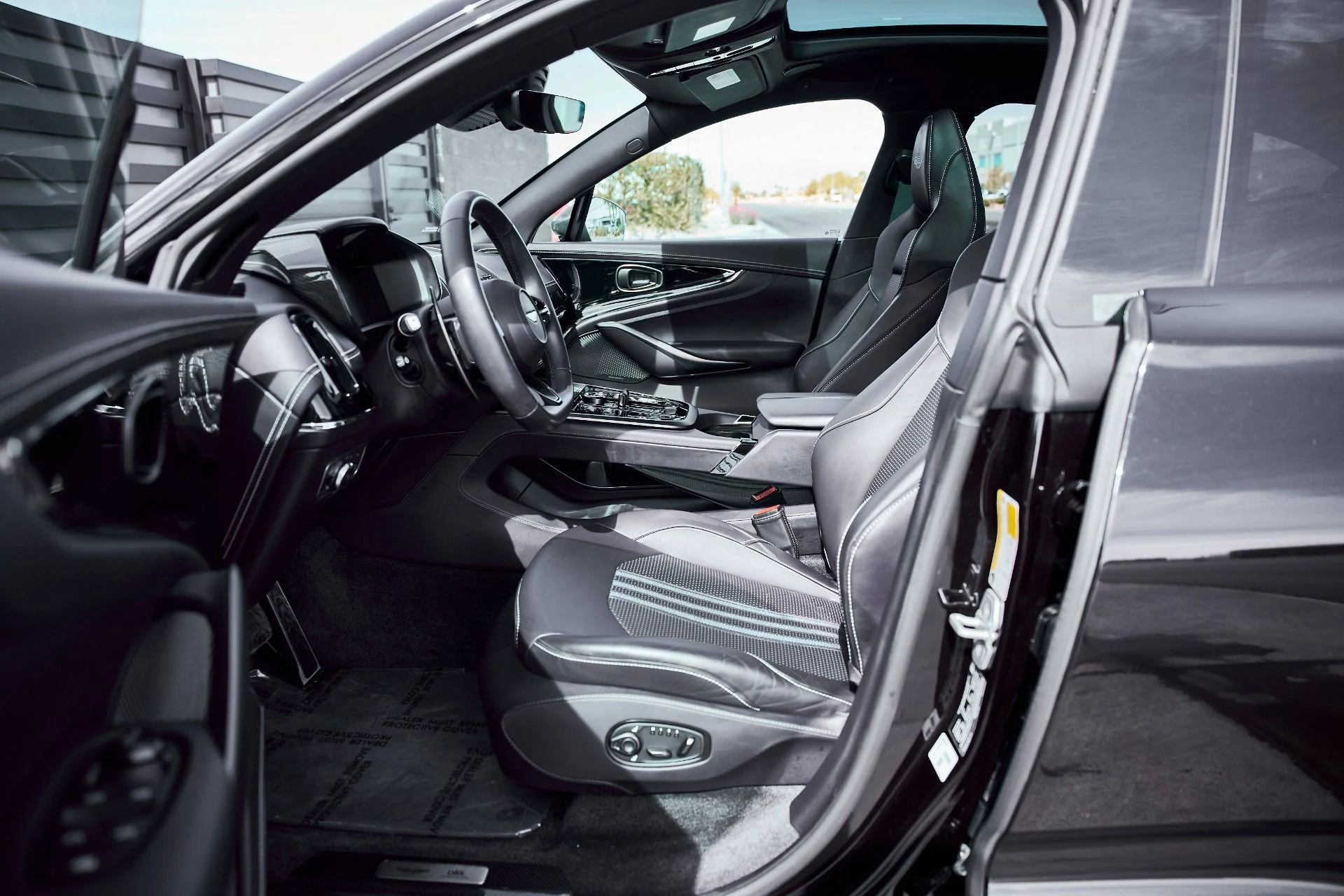 mph028_138555847_Used_2025_Aston_Martin_DBX_707_1771642279_9c42617533