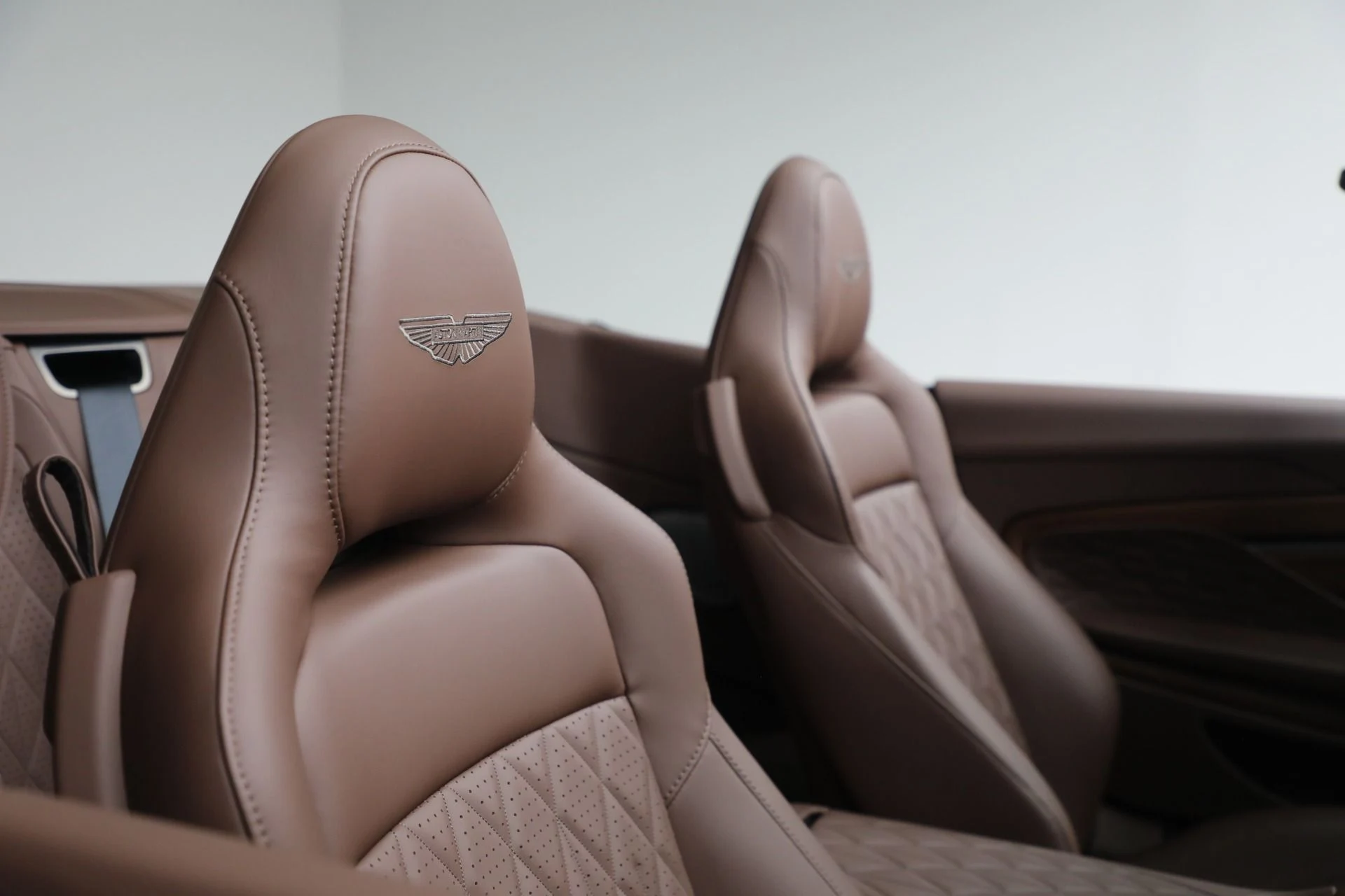 mph028_1411250884_New_2026_Aston_Martin_DB_12_Volante_a6cf48fd15