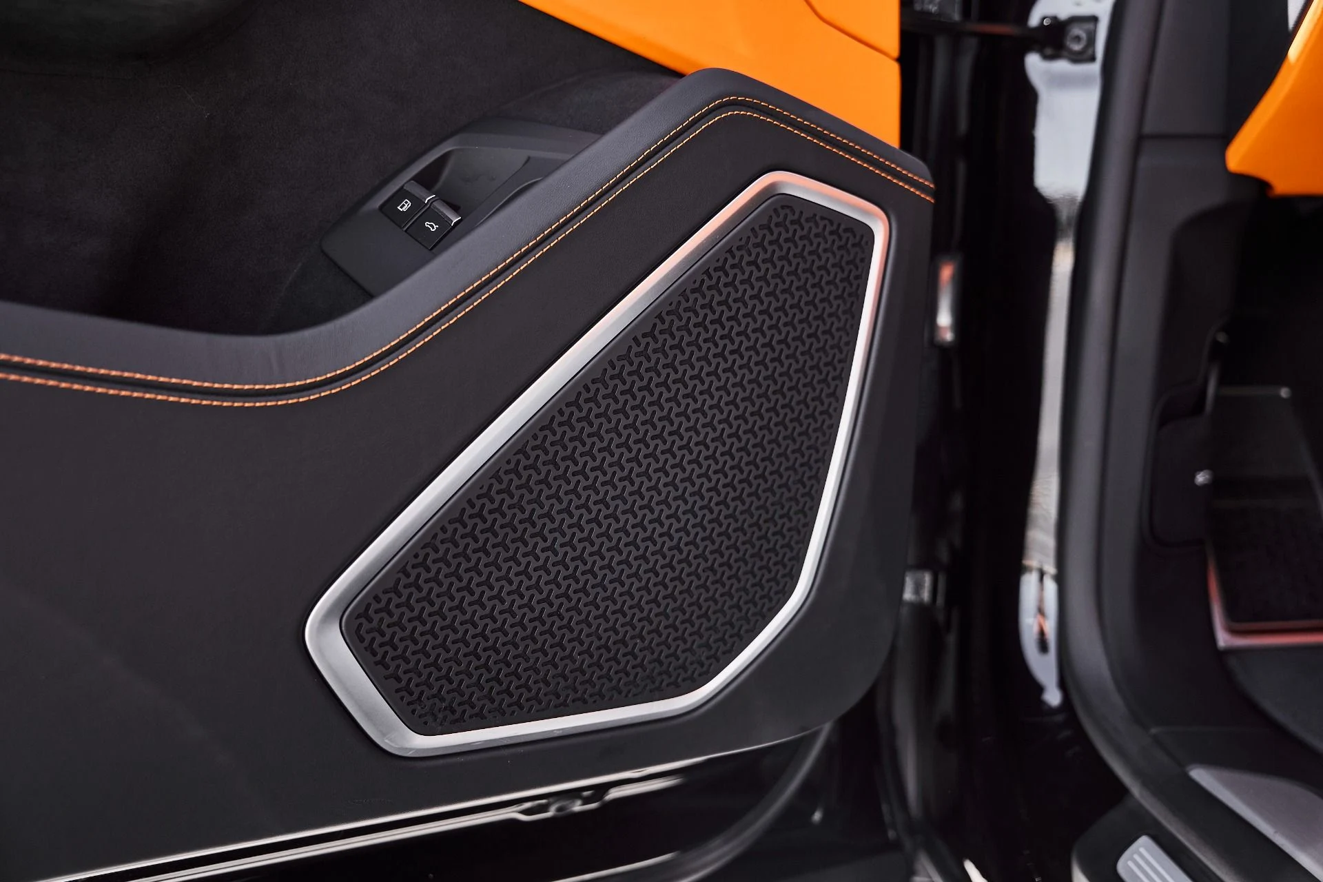 mph028_1432071829_Used_2025_Lamborghini_Urus_SE_1779992006_ec6f681c62
