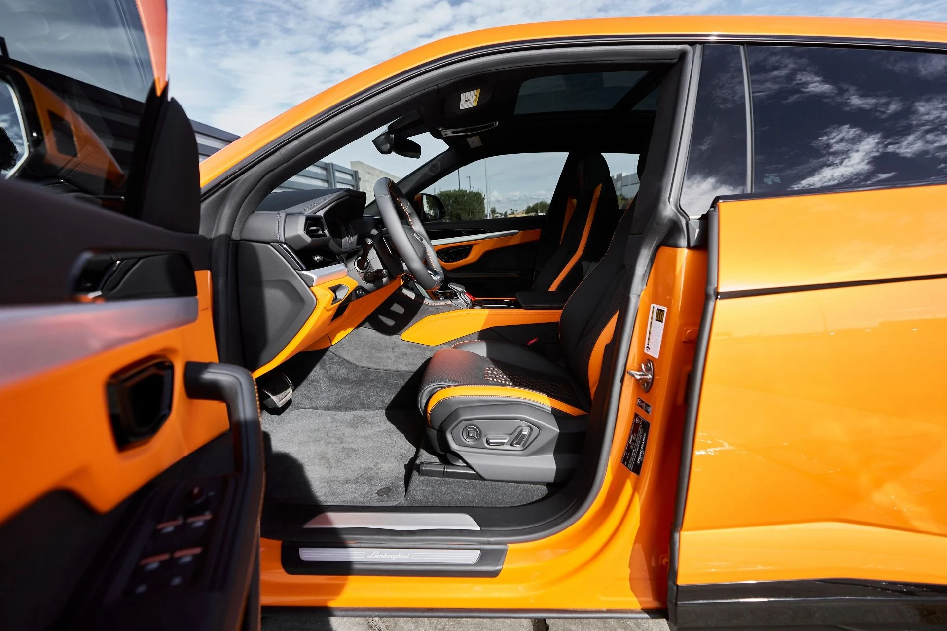 mph028_143805928_Used_2025_Lamborghini_Urus_SE_1763677014_1a590d1524