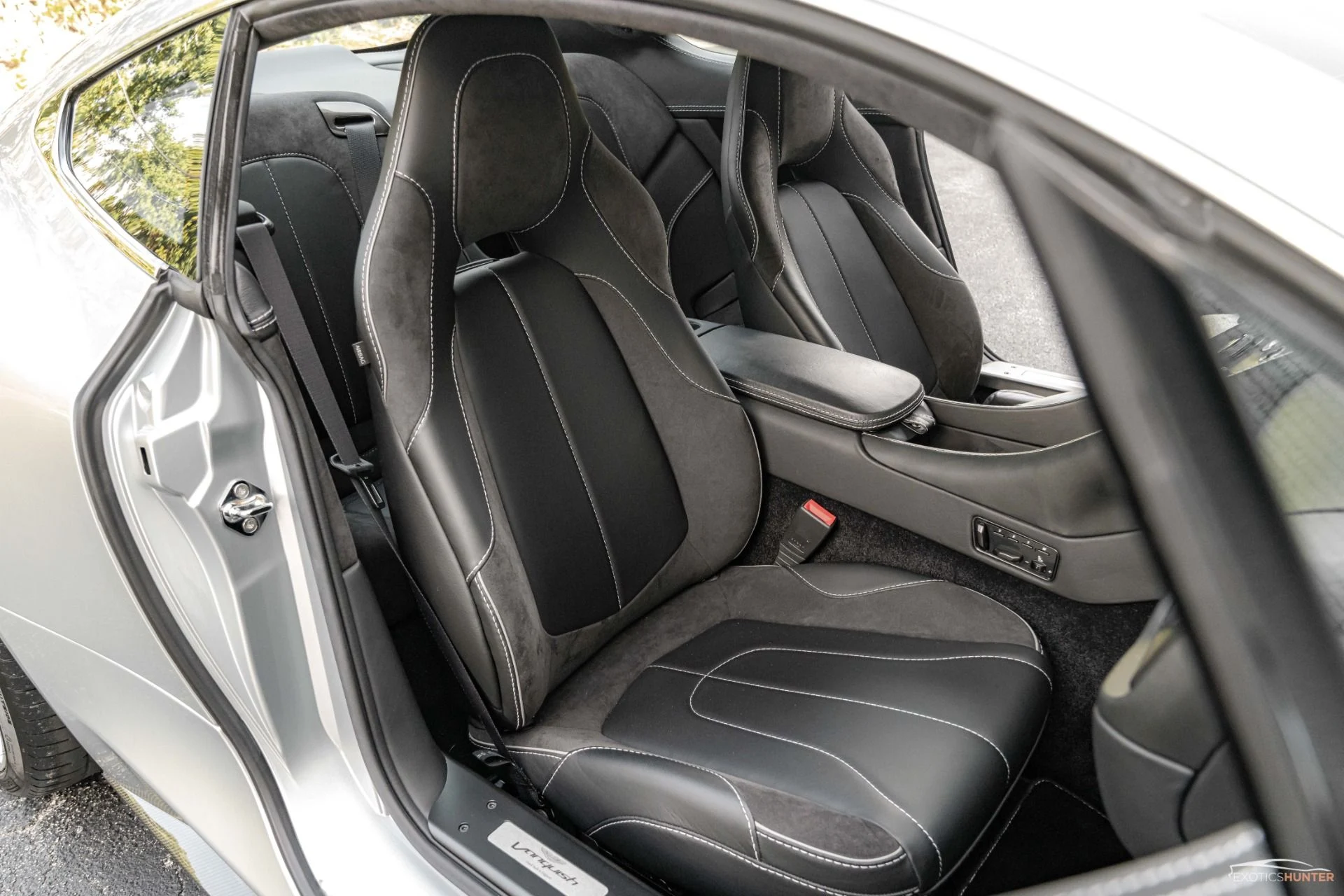 mph028_1460992160_Used_2014_Aston_Martin_Vanquish_Iconic_Skyfall_Silver_w_One77_Steering_Wheel_Carbon_Roof_1721934406_94e0078fa7