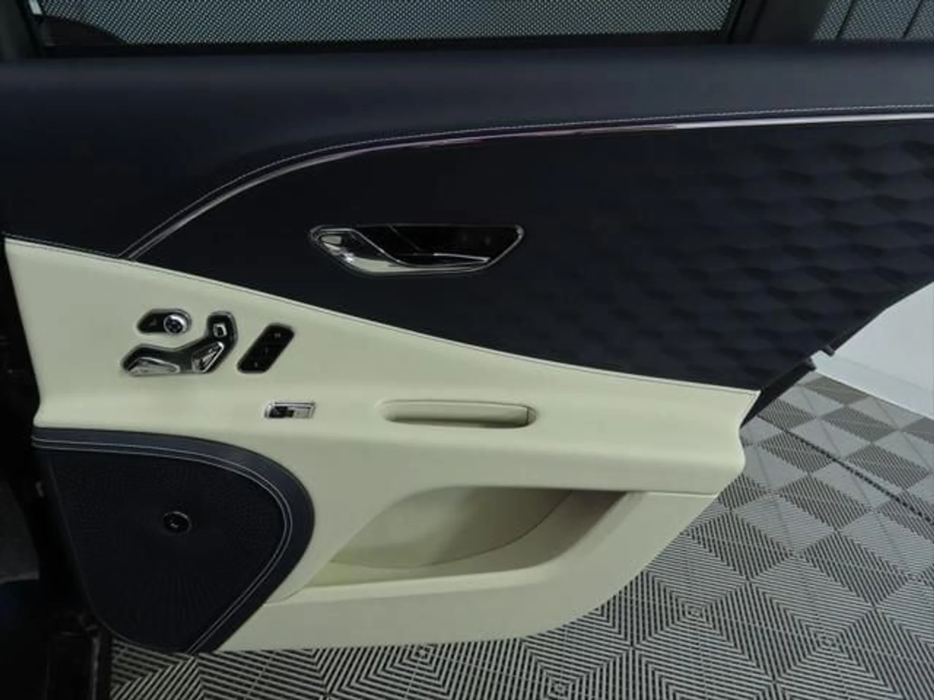 mph028_1462716460_used_2025_bentley_flying_spur_speedsedan_8119_23006169_29_640_c150e08ce0