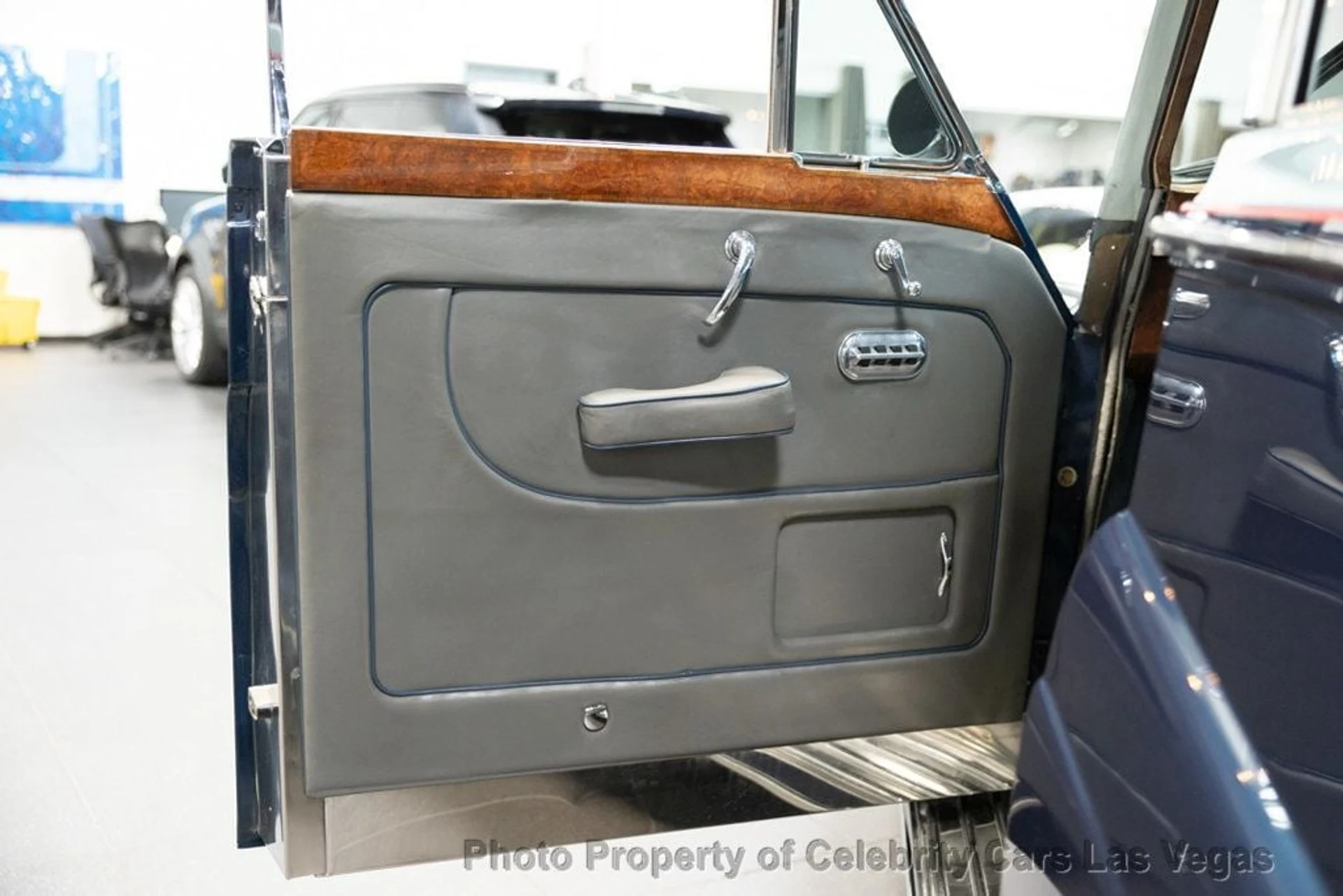 mph028_1480432977_used_1962_rolls_royce_phantom_v_phantomvlimousinebyjamesyoung_9707_22531997_29_1024_749ab2f4d0