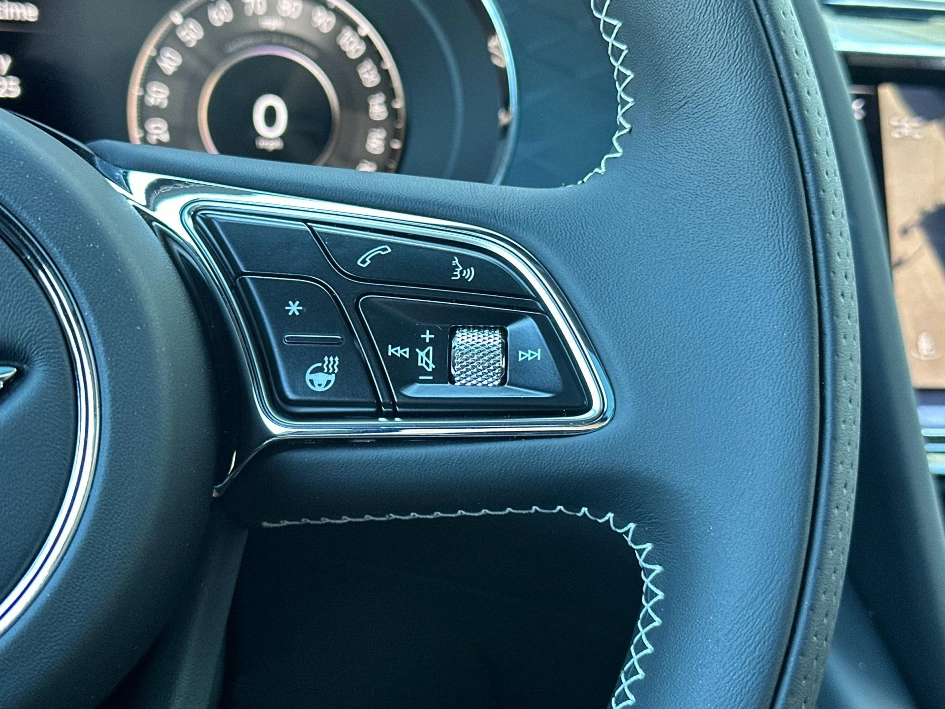 mph028_1492511315_New_2025_Bentley_Bentayga_V8_1755698843_da25378e0a