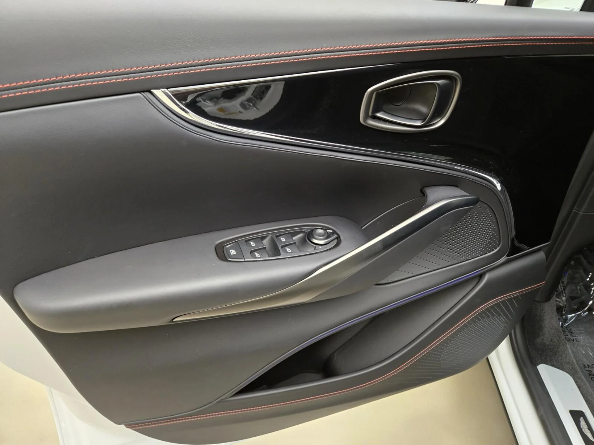 mph028_1524944949_New_2026_Aston_Martin_DBX_S_1776835395_c0325e8f19