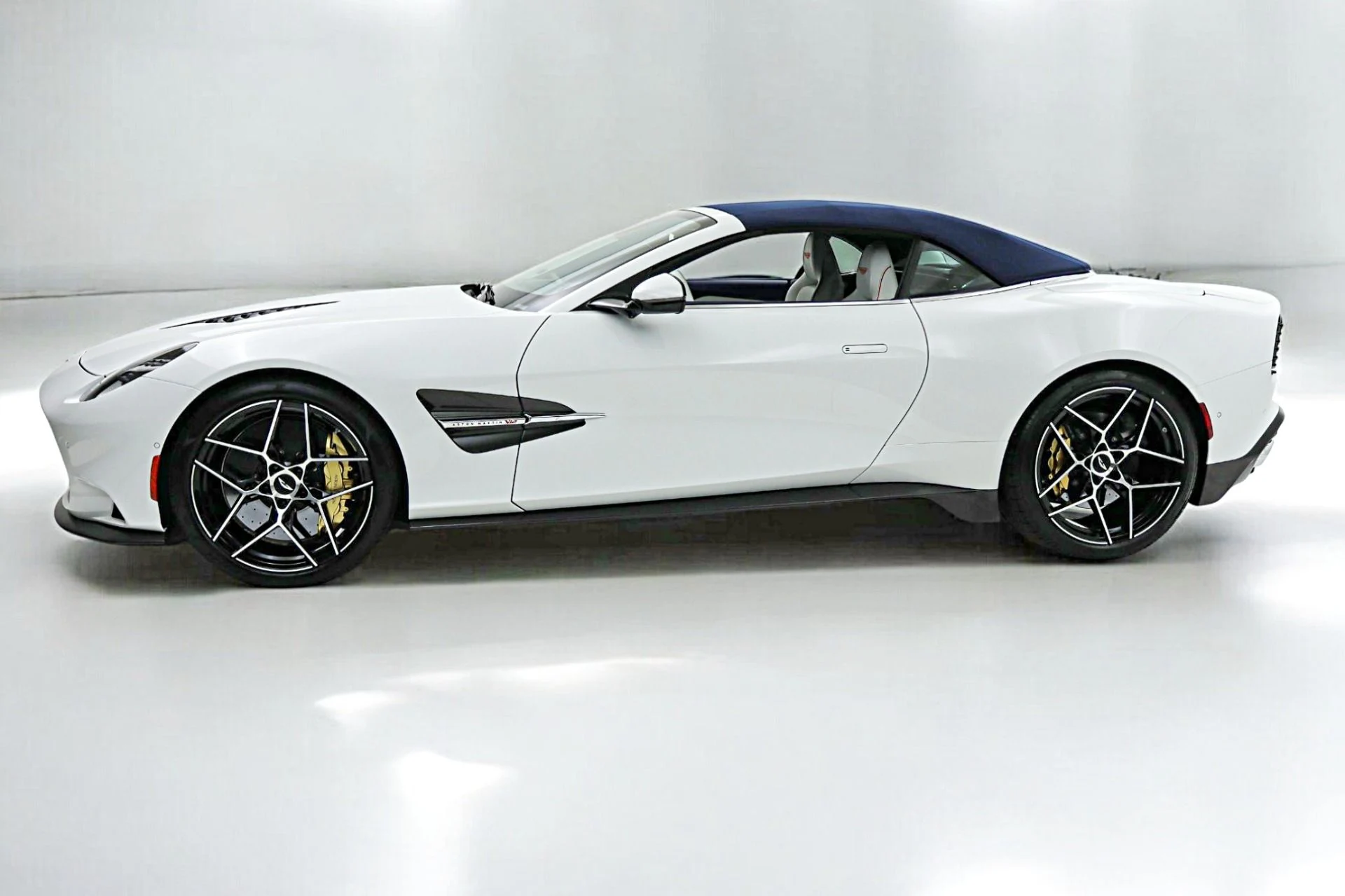 mph028_1525430154_New_2026_Aston_Martin_Vanquish_Volante_c9e0de509a