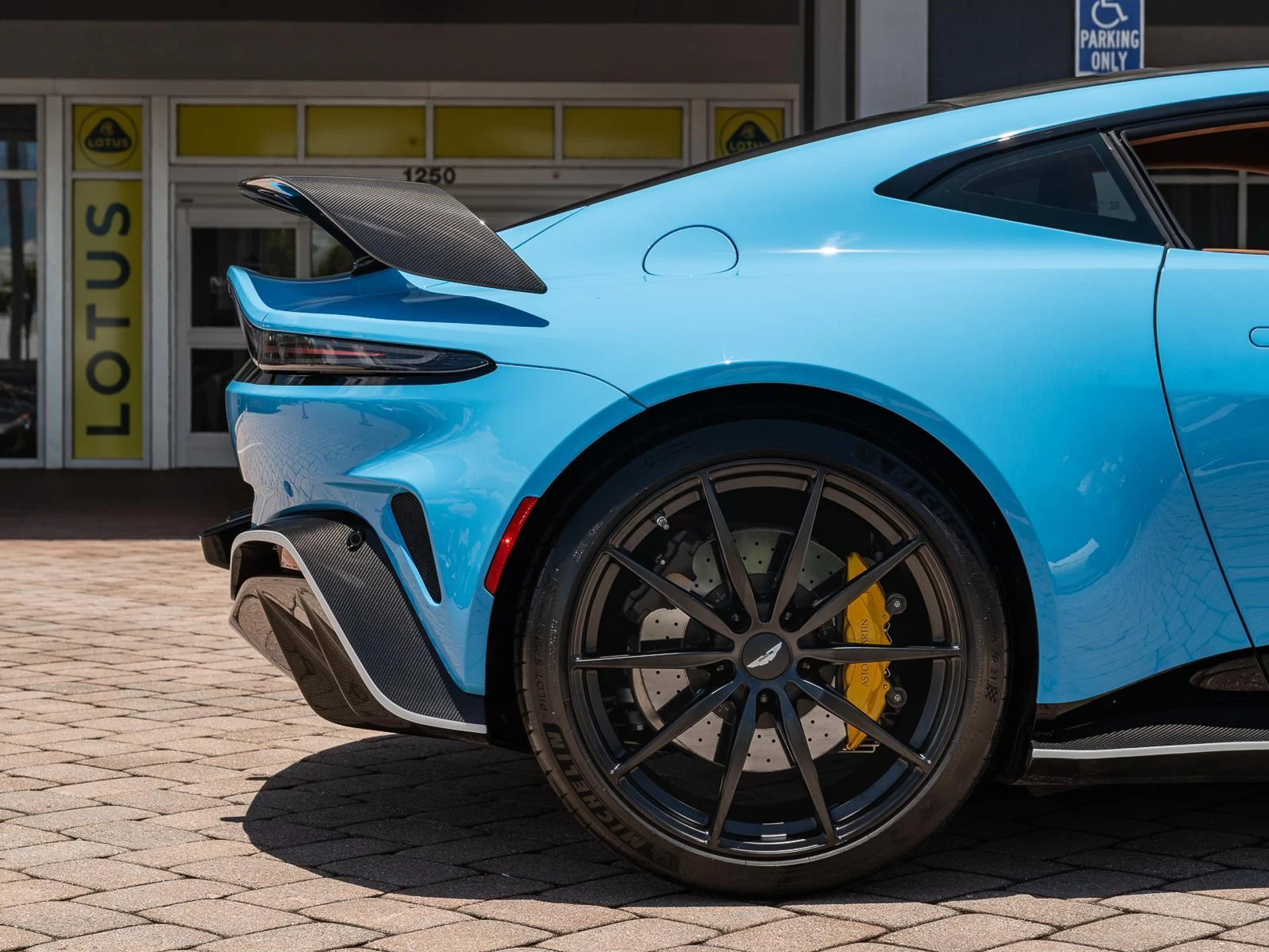 mph028_1526466055_Used_2023_Aston_Martin_Vantage_V12_1780952618_a9e8bdf288