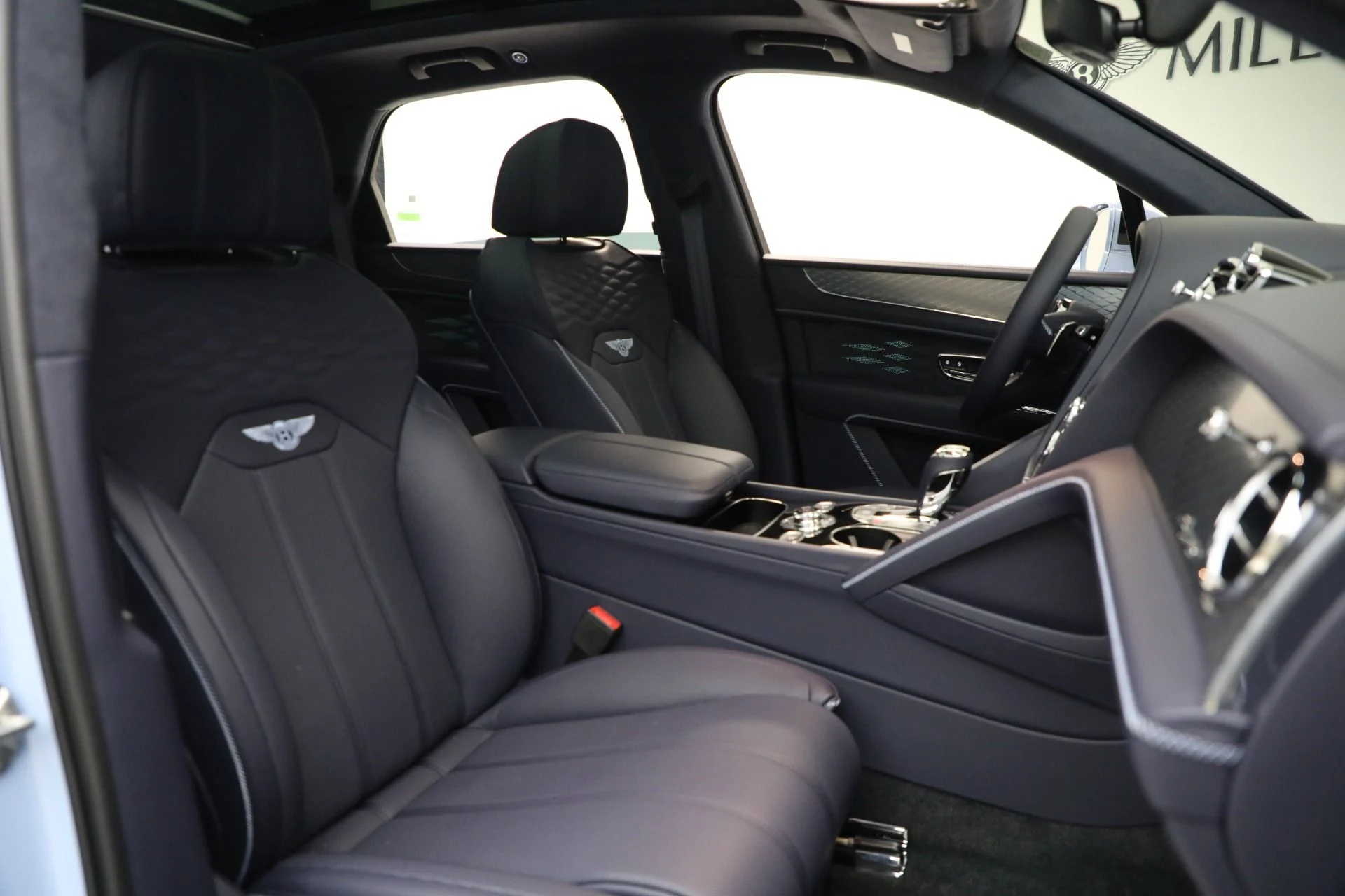 mph028_1540922561_New_2025_Bentley_Bentayga_Azure_V8_9677a25f6b