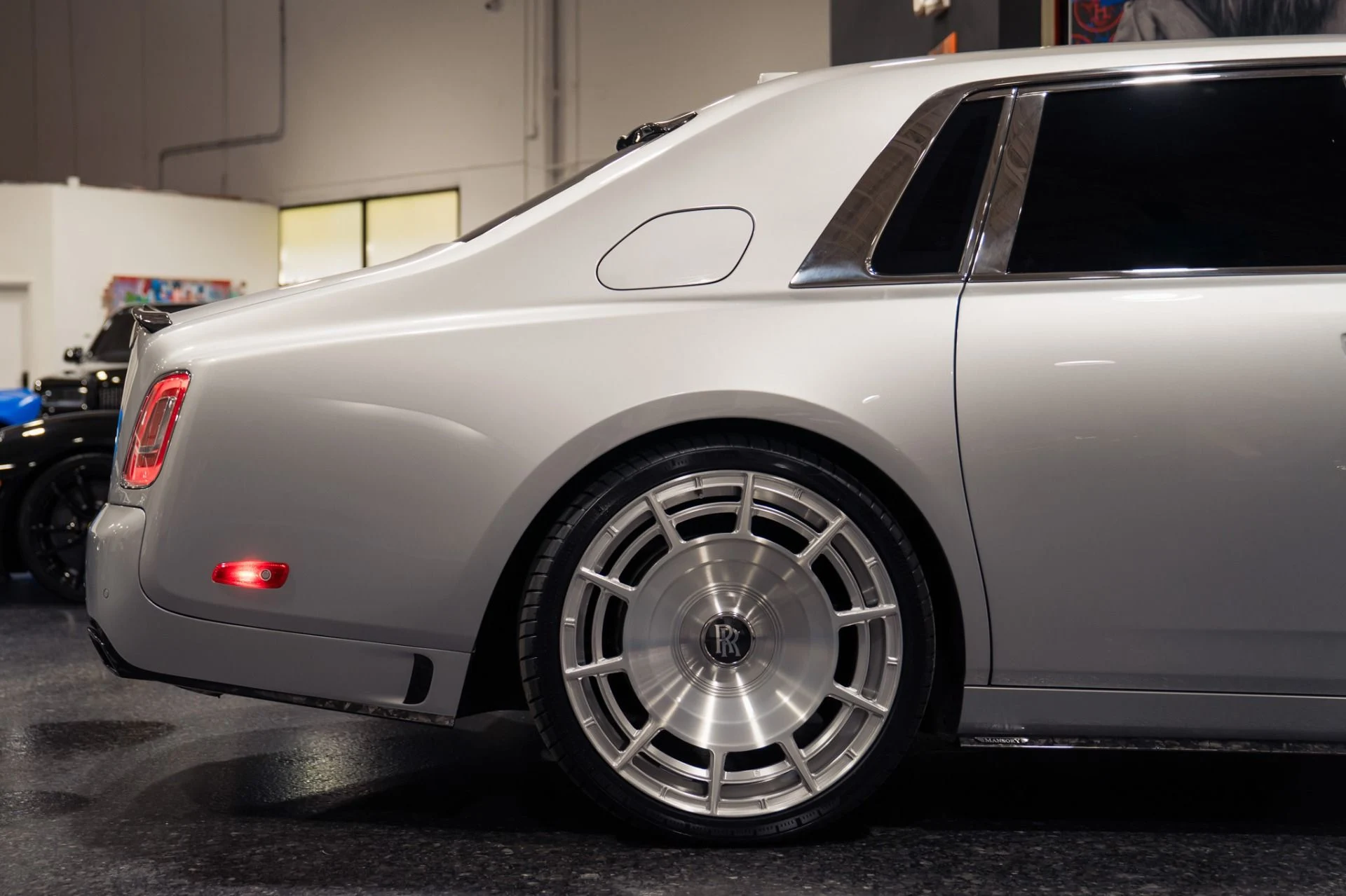 mph028_1550123304_Used_2020_Rolls_Royce_Phantom_Mansory_Carbon_Kit_1786567460_dbe8dabee6