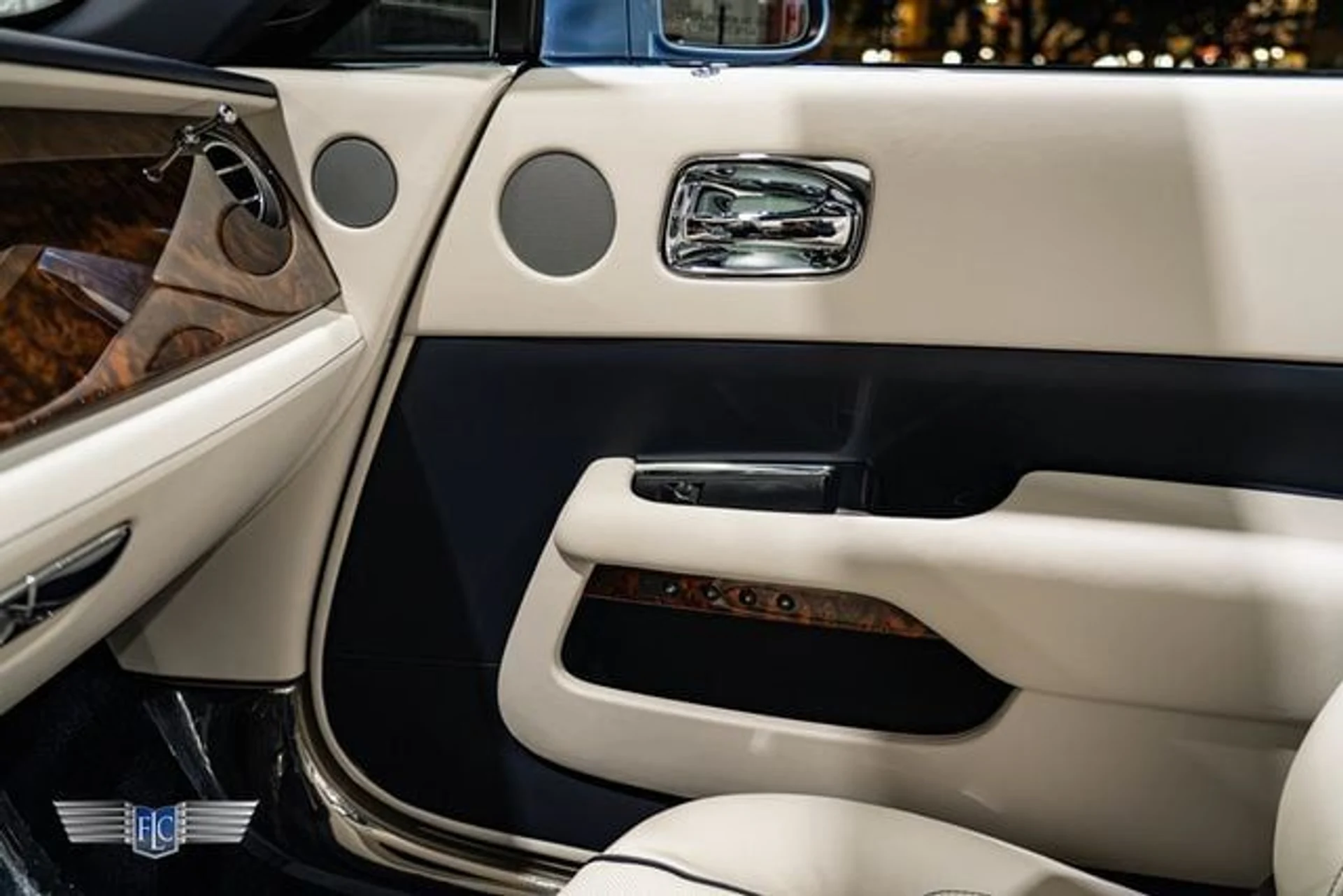 mph028_1565500632_used_2017_rolls_royce_dawn_convertible_9689_23094548_33_640_2fd10ccd30