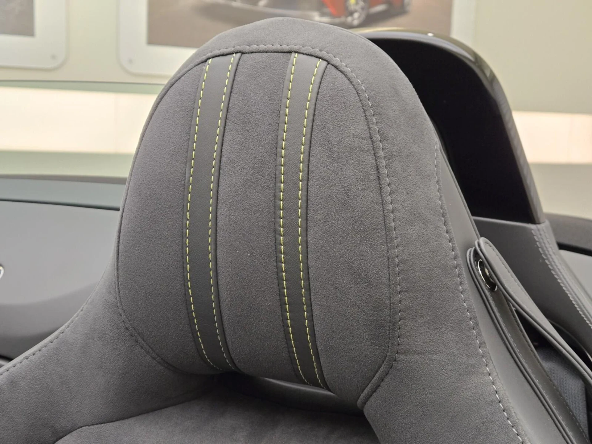 mph028_1572793313_Used_2023_Aston_Martin_Vantage_1762849167_f01a8d52d0