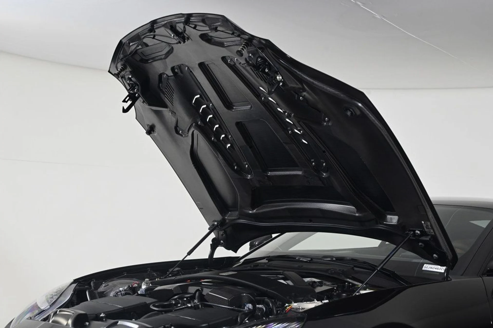 mph028_1584335597_used_2025_aston_martin_vanquish_v12_11350_22957360_28_1024_e05e5dec9c