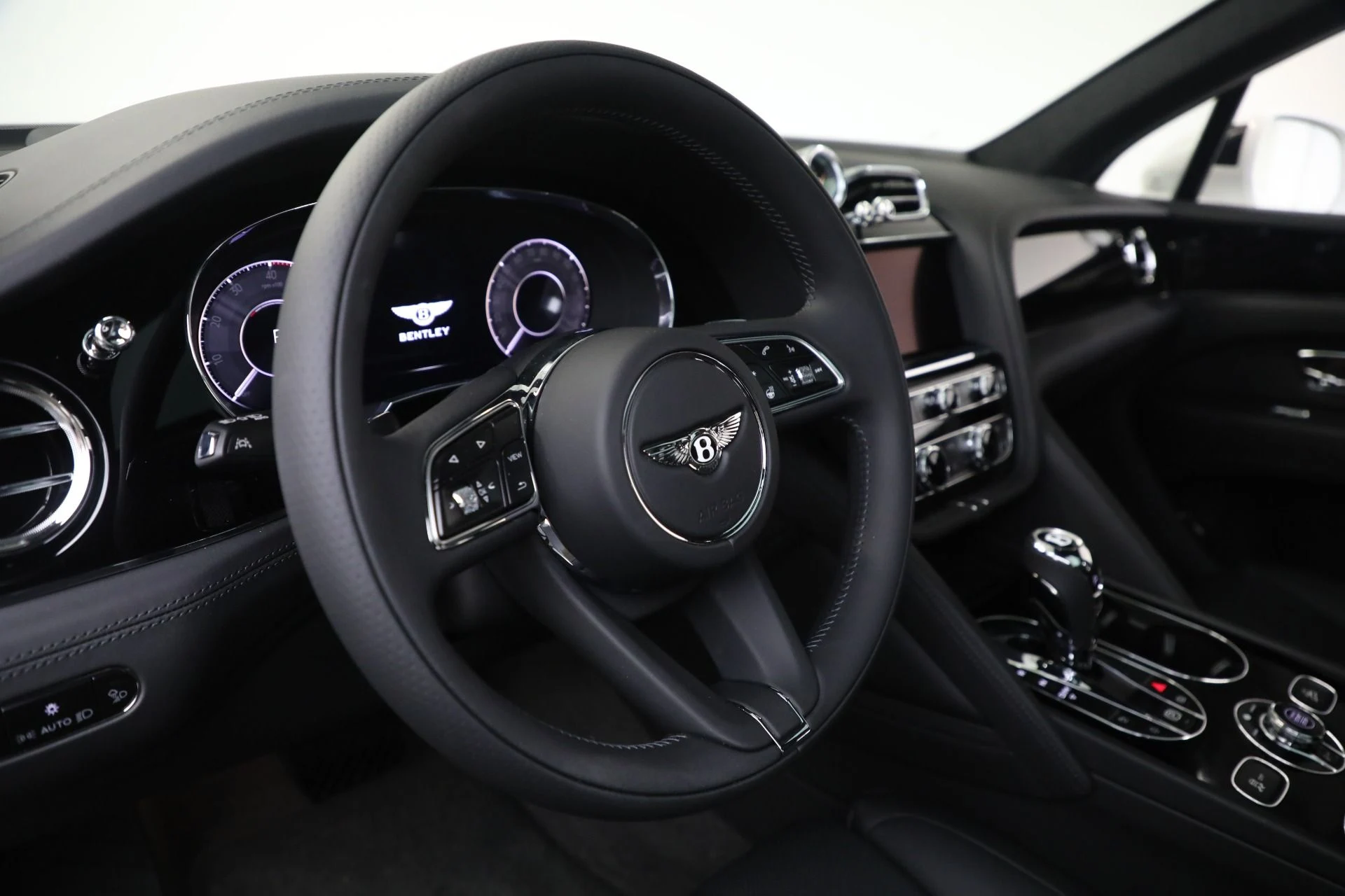 mph028_1604562236_New_2025_Bentley_Bentayga_V8_ee34ee0e03