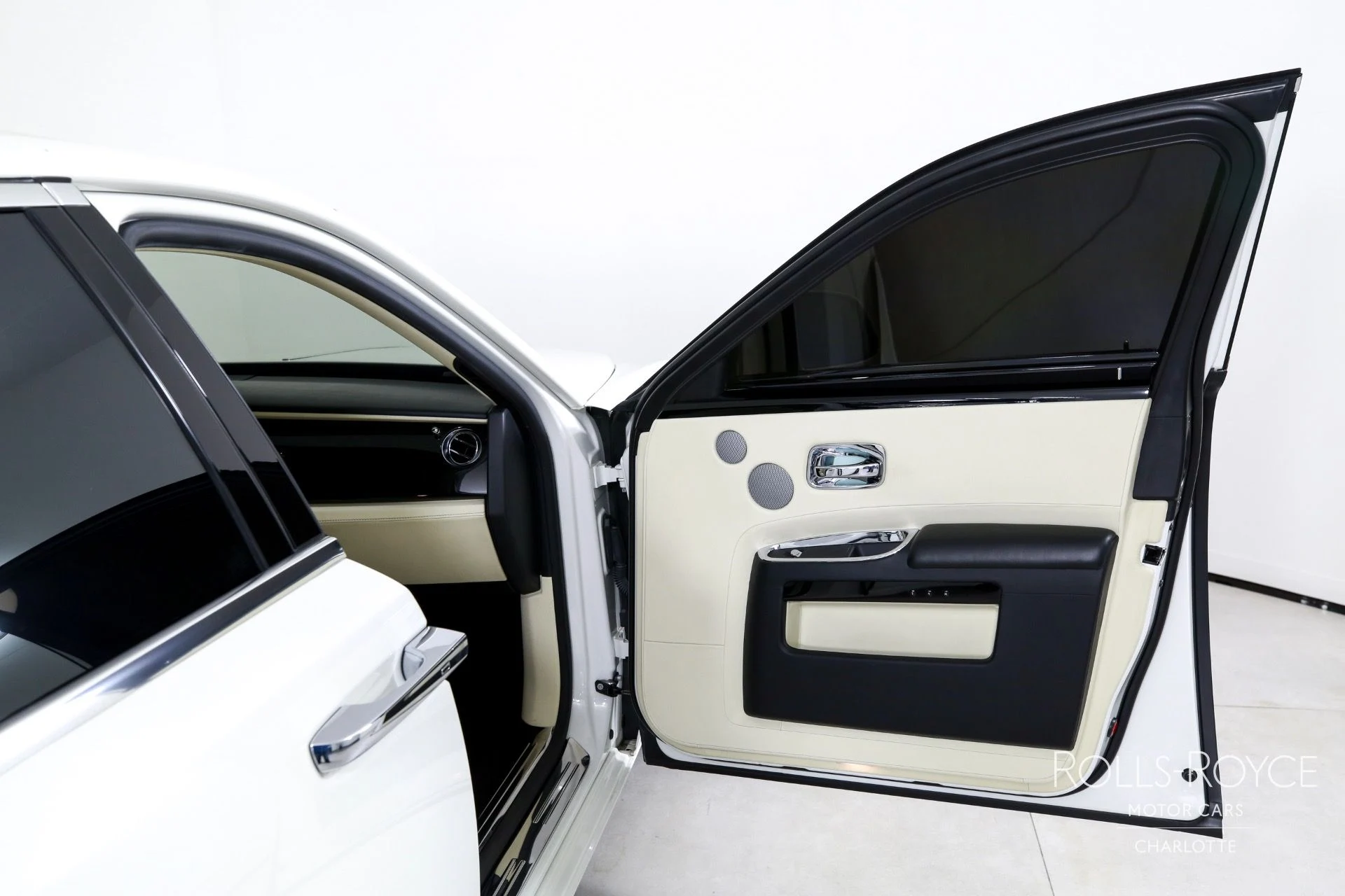 mph028_1625202861_Used_2012_Rolls_Royce_Ghost_1754583804_b8e6d22197